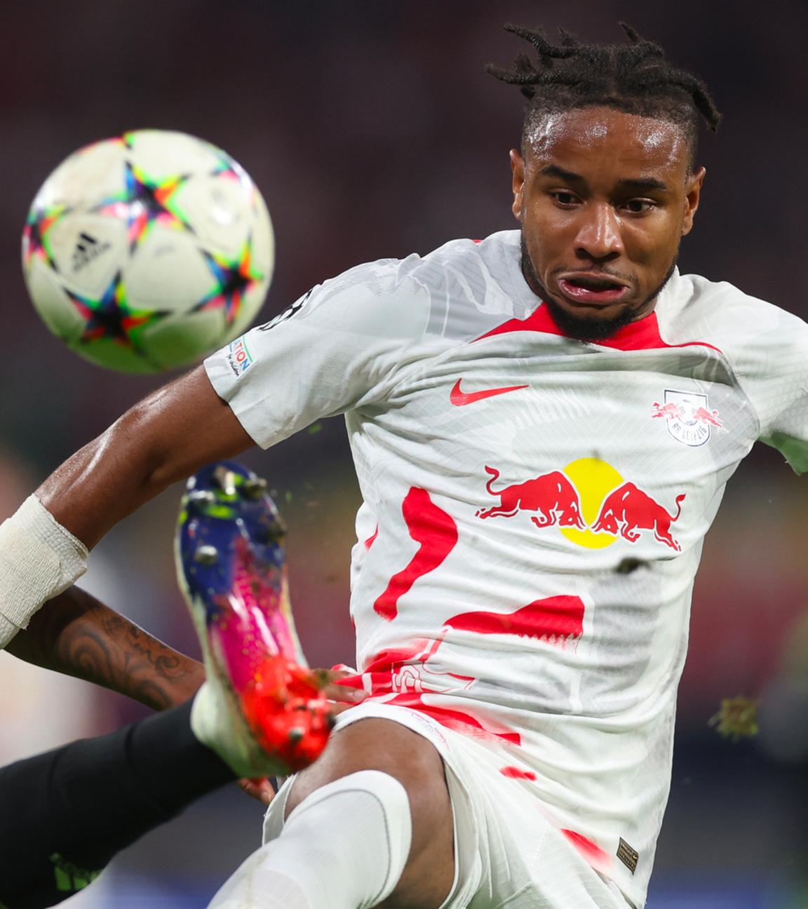 Christopher Nkunku (Leipzig, re.) im Zweikampf gegen Eder Militao (Real Madrid, li.).