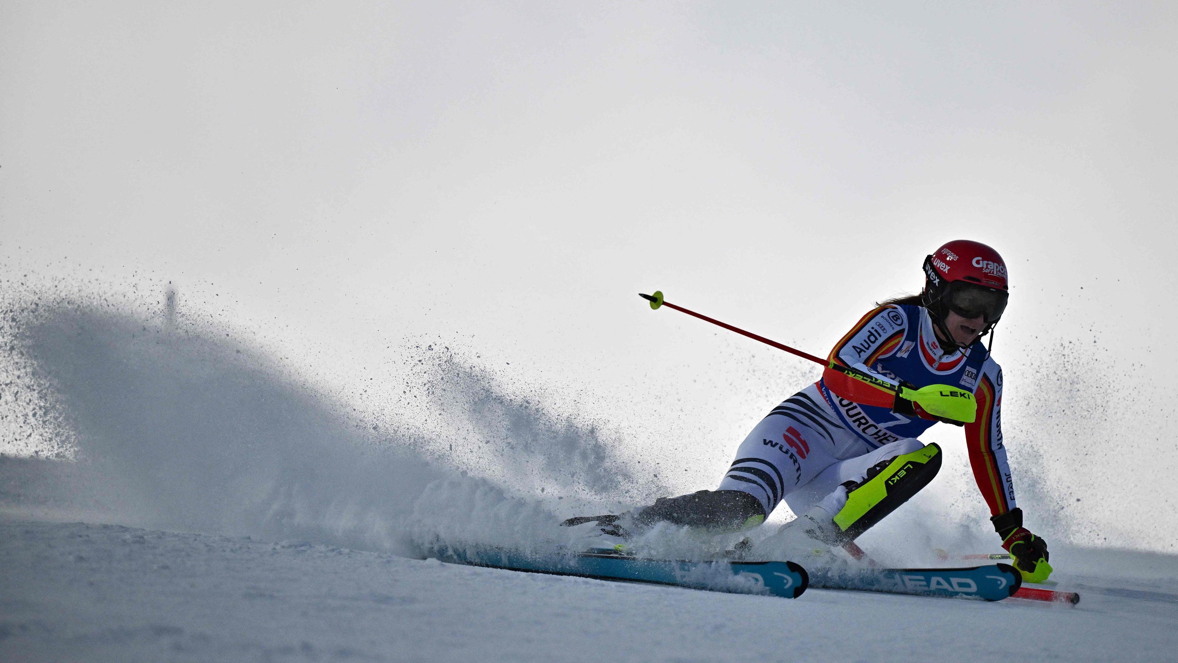 Deutschlands Slalom-Spezialistin Nummer eins, Lena Dürr, hat beim Weltcup in Courchevel den dritten Platz belegt.