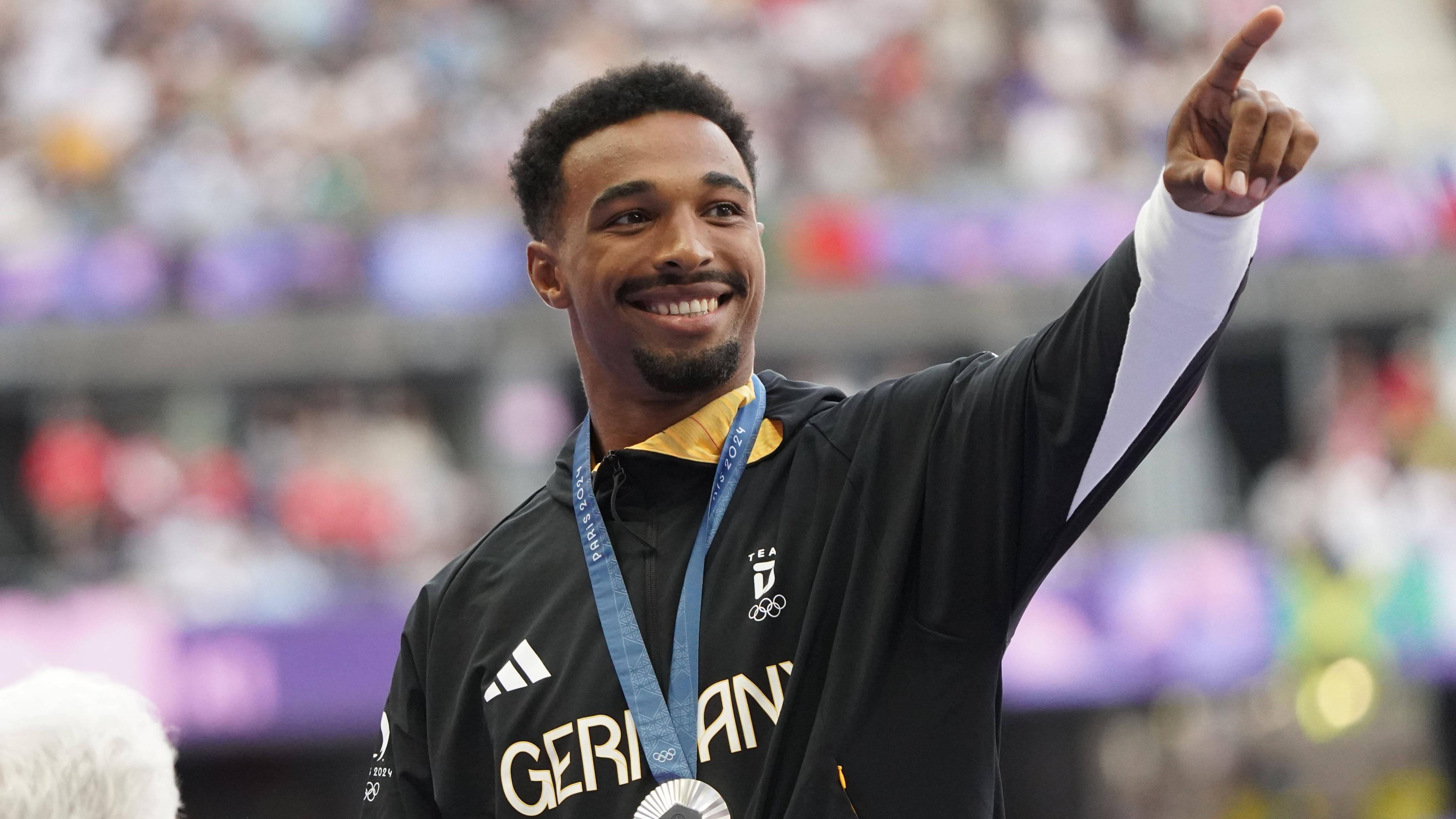 Leo Neugebauer hält die Silbermedaille bei den Olympischen Spielen in Paris.