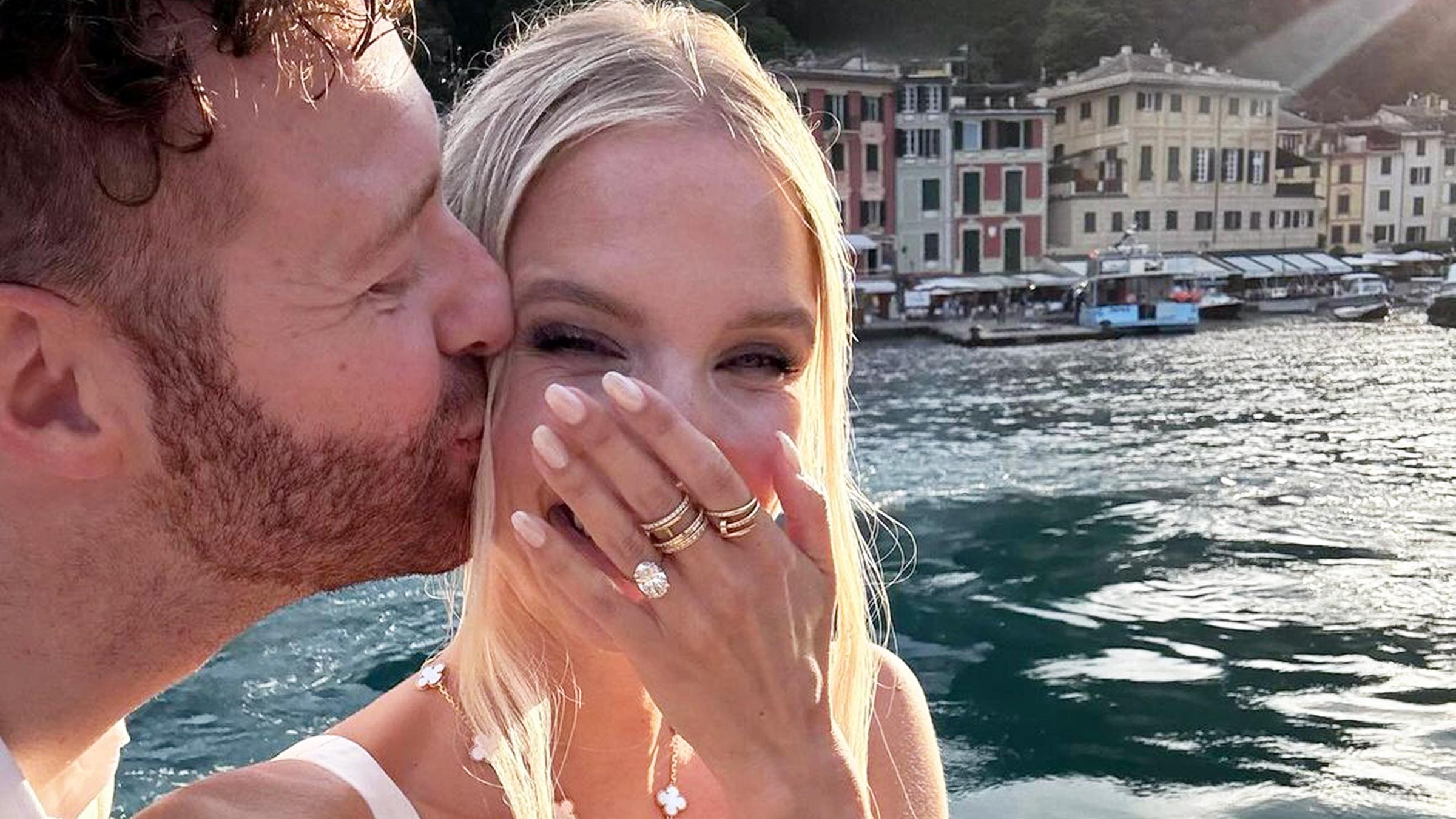 Fashion-Influencerin Leonie Hanne präsentiert glücklich ihren Diamantring in einem Schnappschuss auf Instagram. Den Antrag machte ihr Alex vor toller Kulisse im Hafen von Portofino. (17.06.24) 