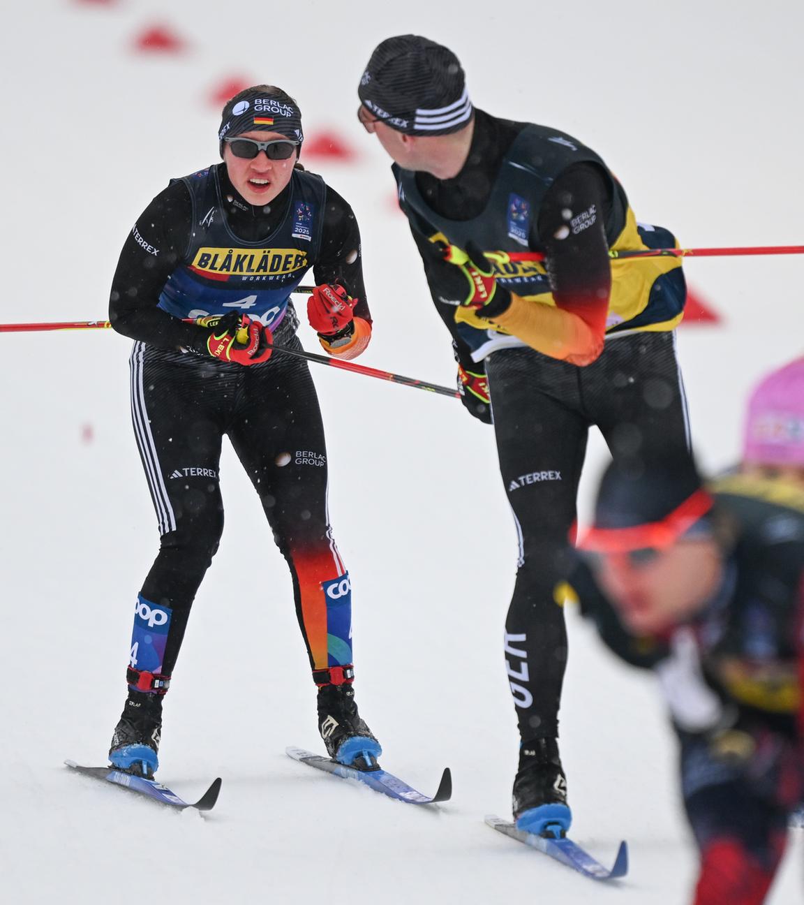 Ski nordisch, Weltmeisterschaft, Para-Langlauf - Sprint klassisch: Leonie Maria Walter (l.) mit ihrem Guide auf der Strecke.