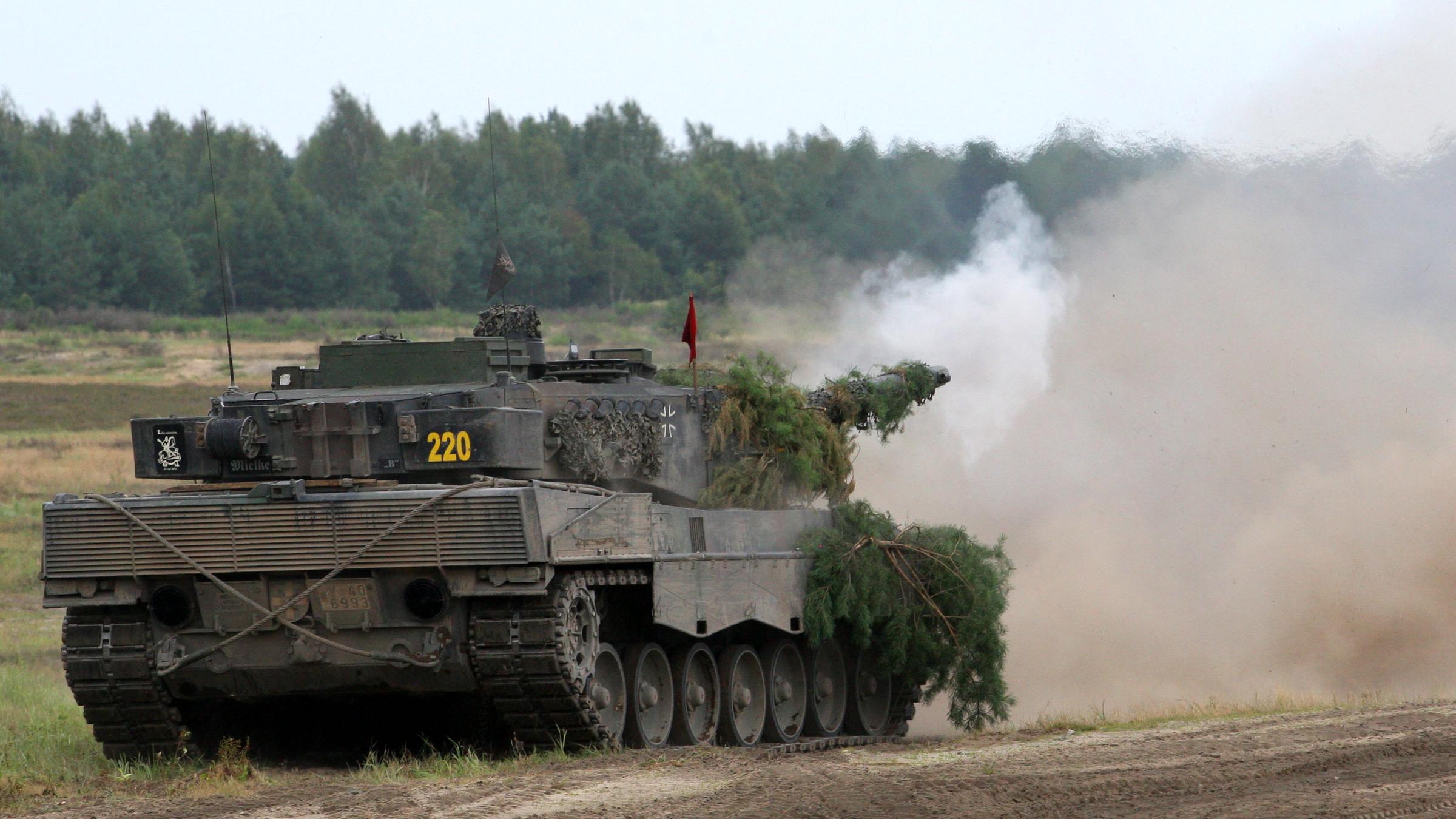 die besatzung eines kampfpanzers vom typ leopard 2 a6 trainiert auf dem truppenuebungsplatz oberlausitz in weisskeissel das gefechtschiessen mit scharfer munition