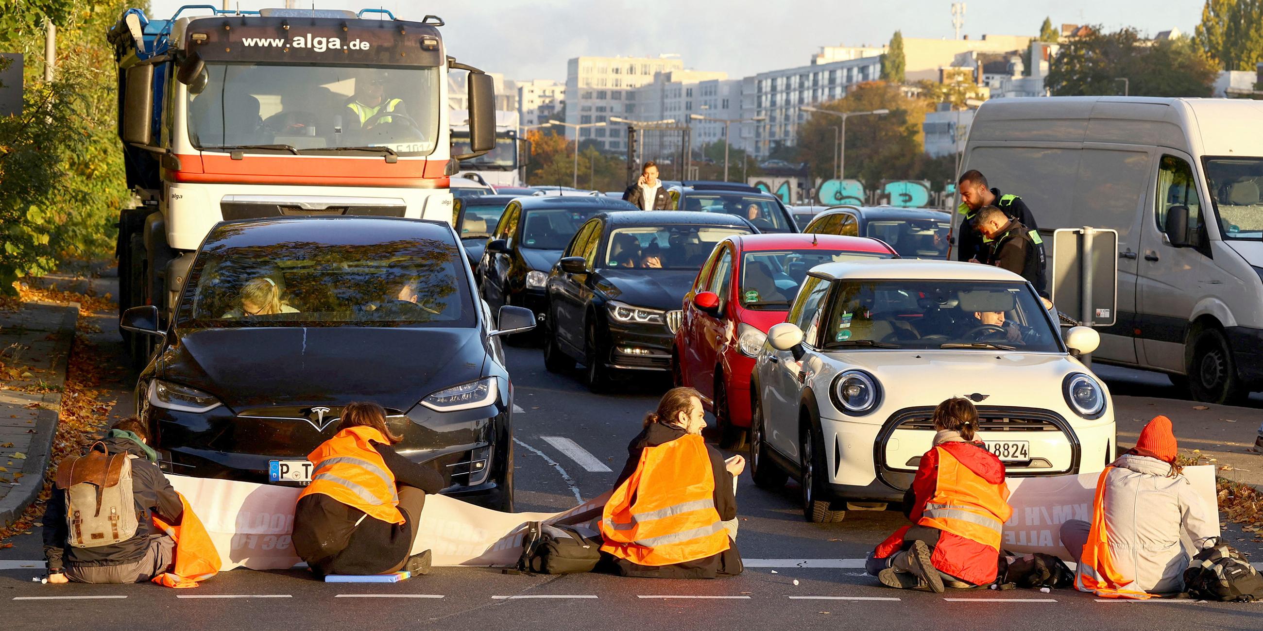Aktivisten von "Letzte Generation" blockieren Autobahn in Berlin