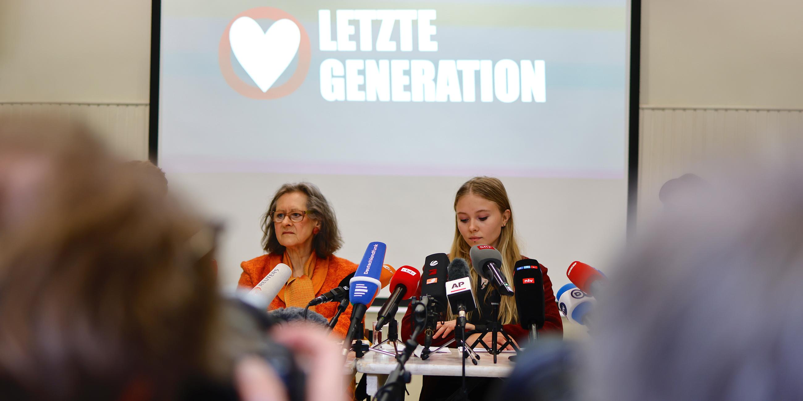 "Letzte Generation" Blockiert Straße Des 17. Juni In Berlin - ZDFheute