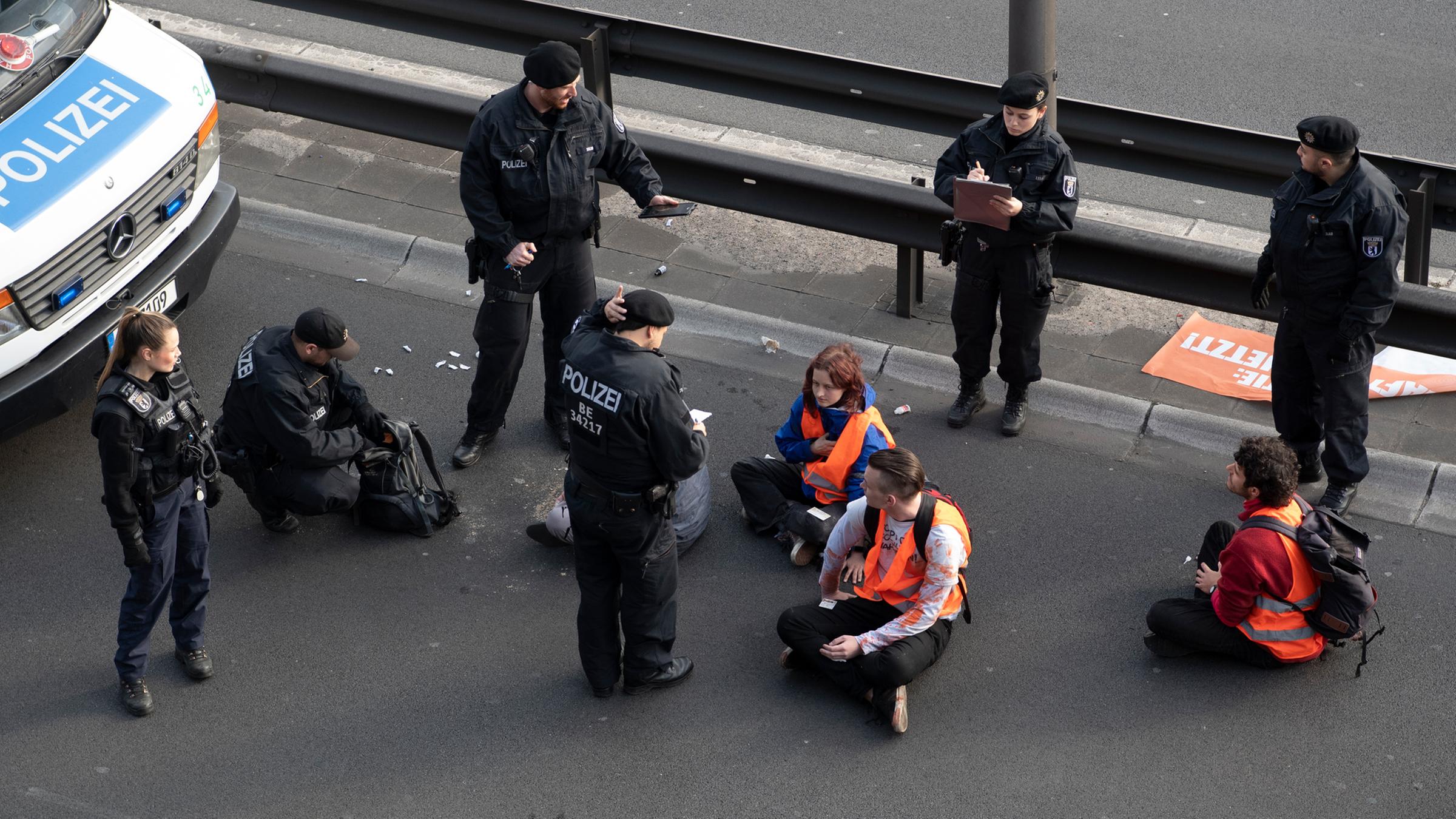 Nach Razzia: "Letzte Generation" Kündigt Protestmärsche An - ZDFheute