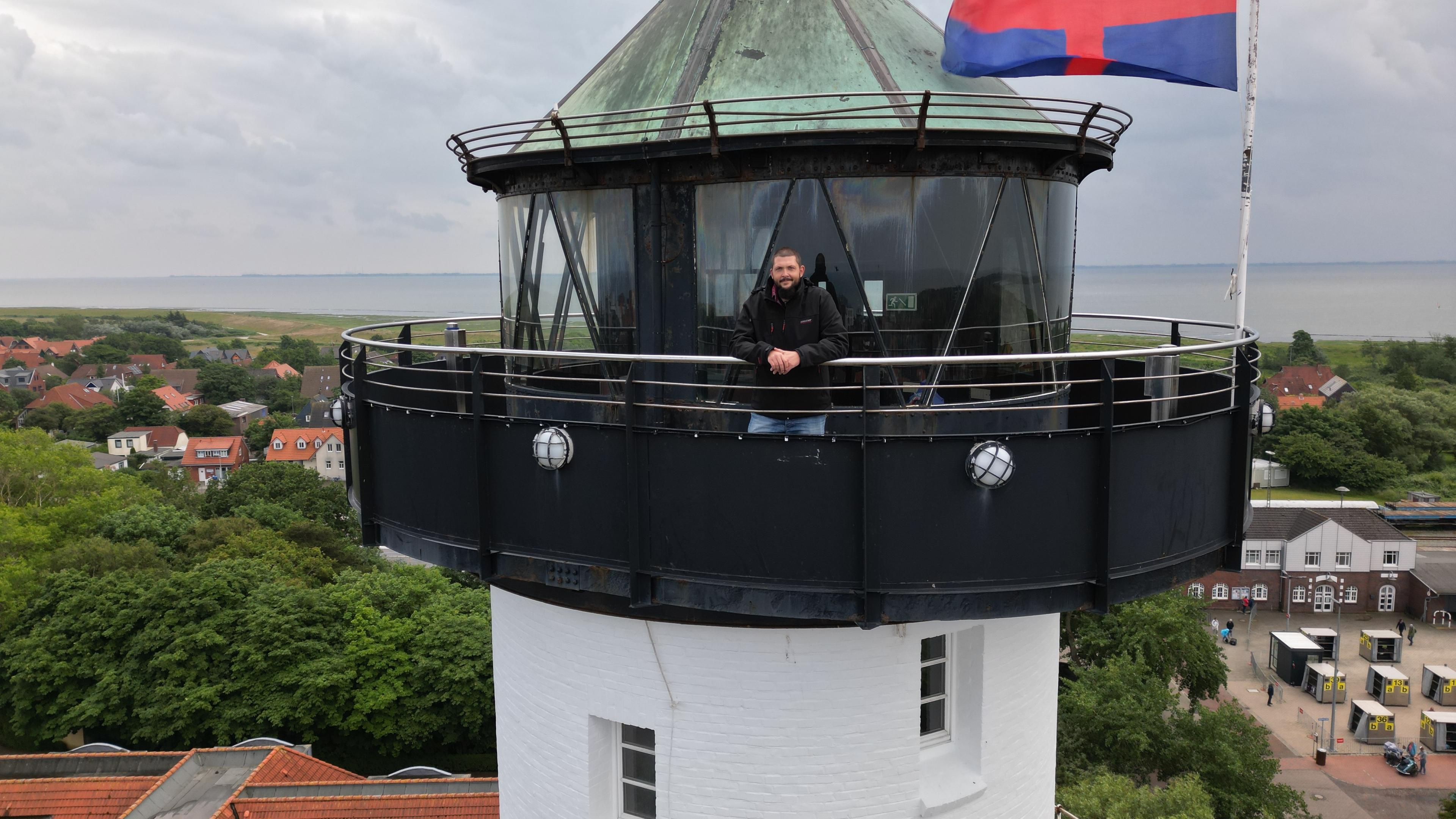 Der neue Leuchtturmwärter Daniel Jochheim auf dem Leuchtturm von der Nordseeinsel Wangerooge.