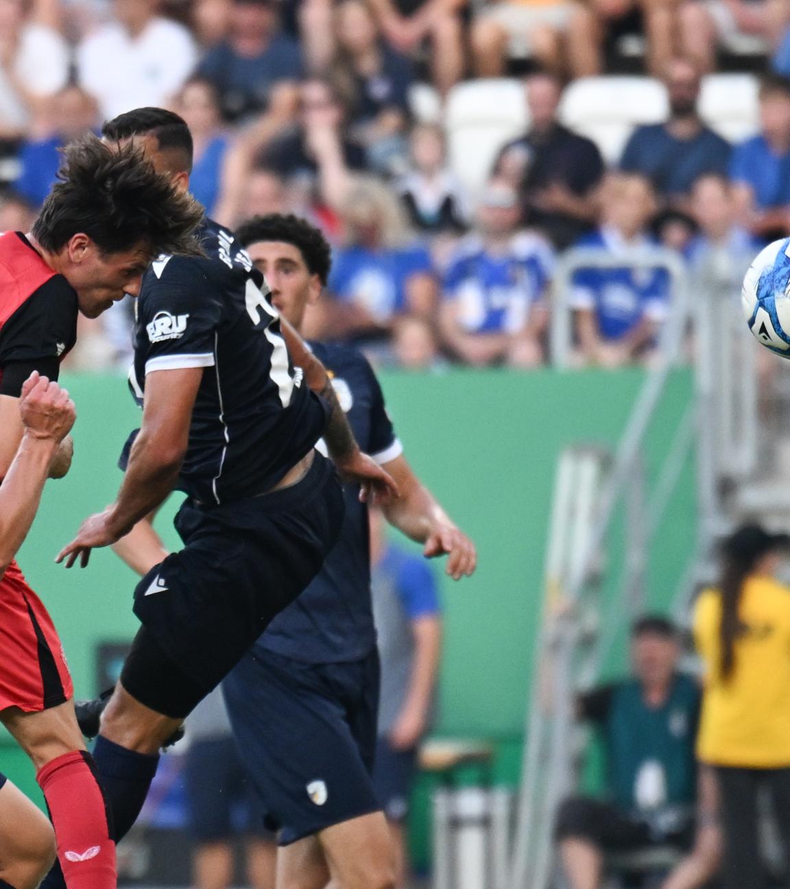 DFB-Pokal, FC Carl Zeiss Jena - Bayer 04 Leverkusen, 1. Runde: Leverkusens Jonas Hofmann (M.) setzt sich gegen Jenas Spieler Paul Krämer (l.) und Justin Schau durch und erzielt den Treffer zum 0:1.