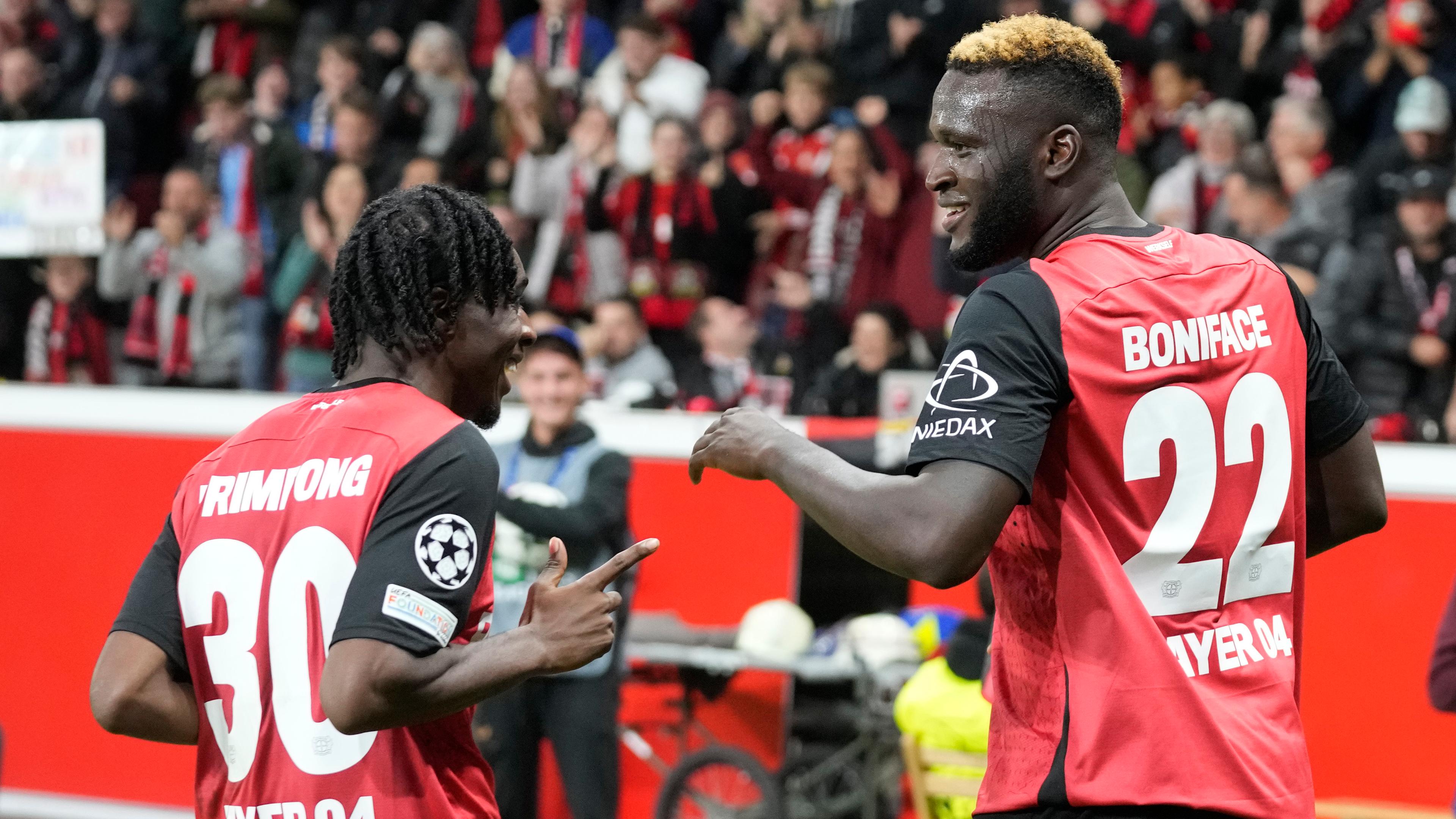 Leverkusens Victor Boniface und Jeremie Frimpong feiern nach dem Führungstreffer ihrer Mannschaft.