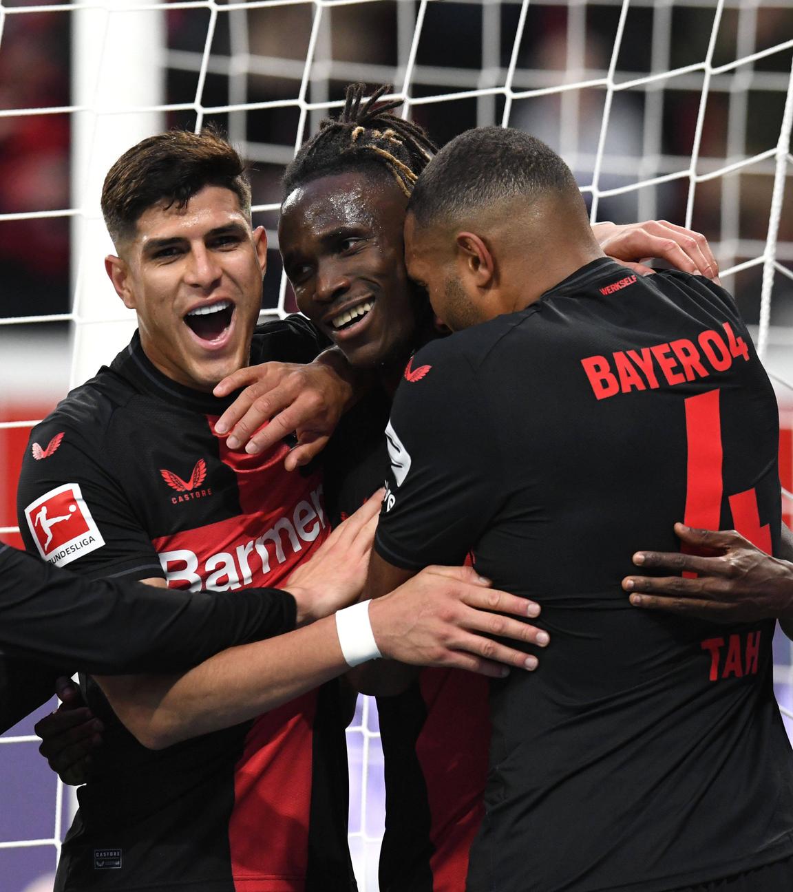 Leverkusens Florian Wirtz, Piero Hincapie, Torschütze Odilon Kossounou und Jonathan Tah jubeln über das Tor zum 2:0 beim Spiel gegen Berlin am 12.11.2023.