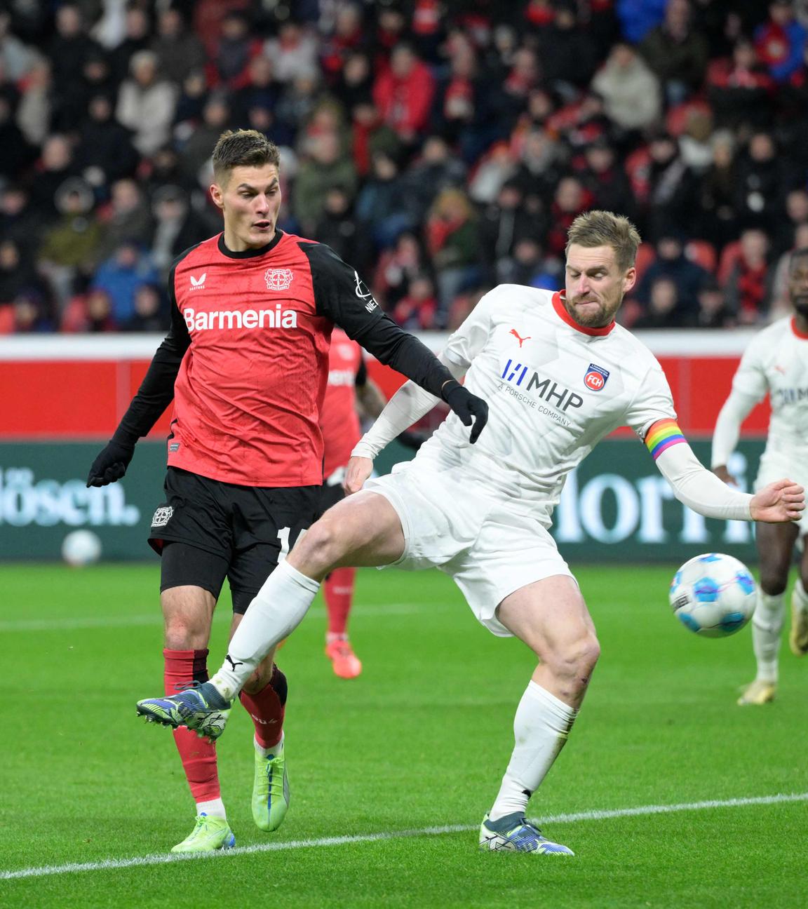 Bayer Leverkusens Stürmer #14 Patrik Schick (L) schießt ein Tor.