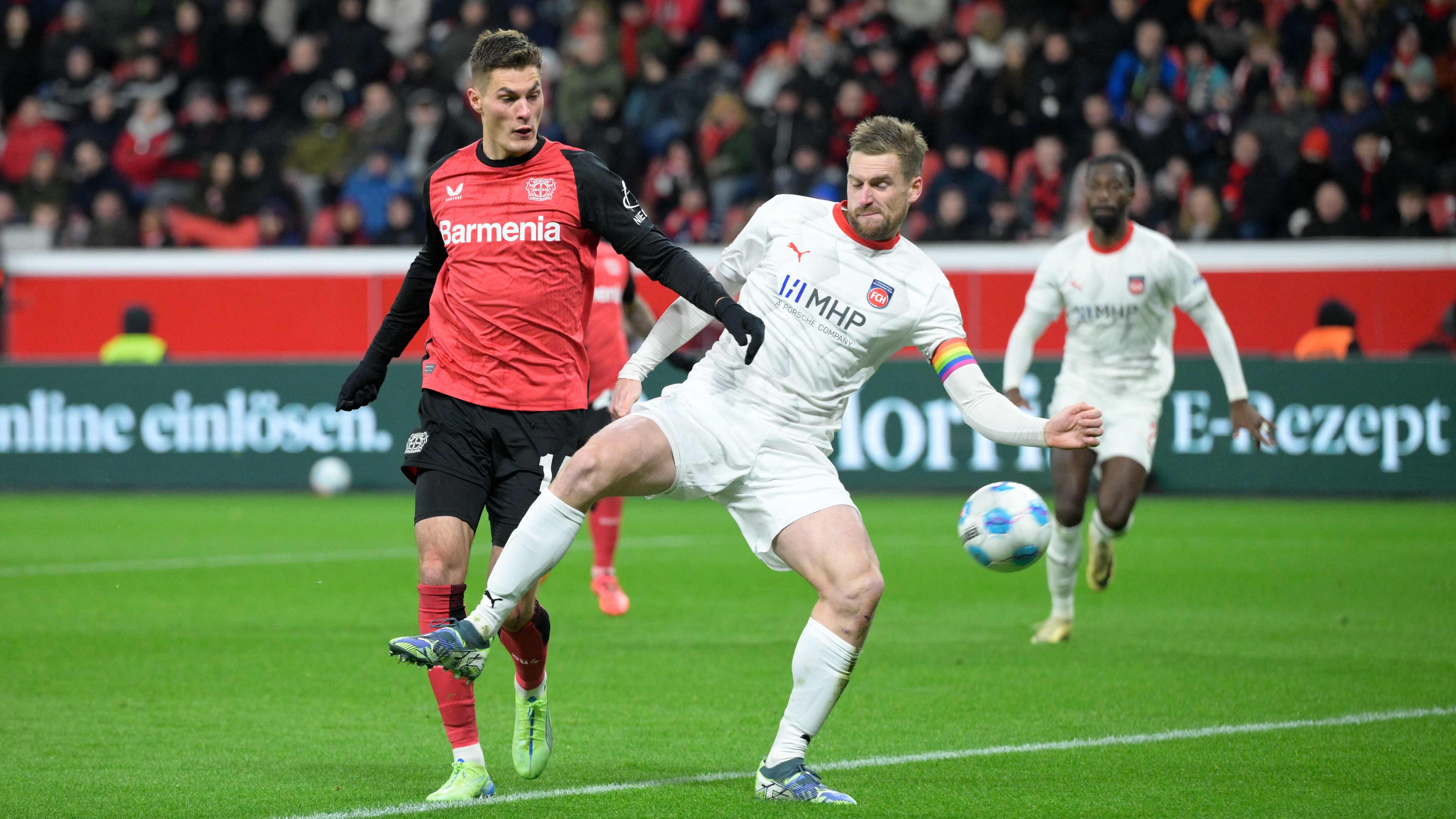 Bayer Leverkusens Stürmer #14 Patrik Schick (L) schießt ein Tor.