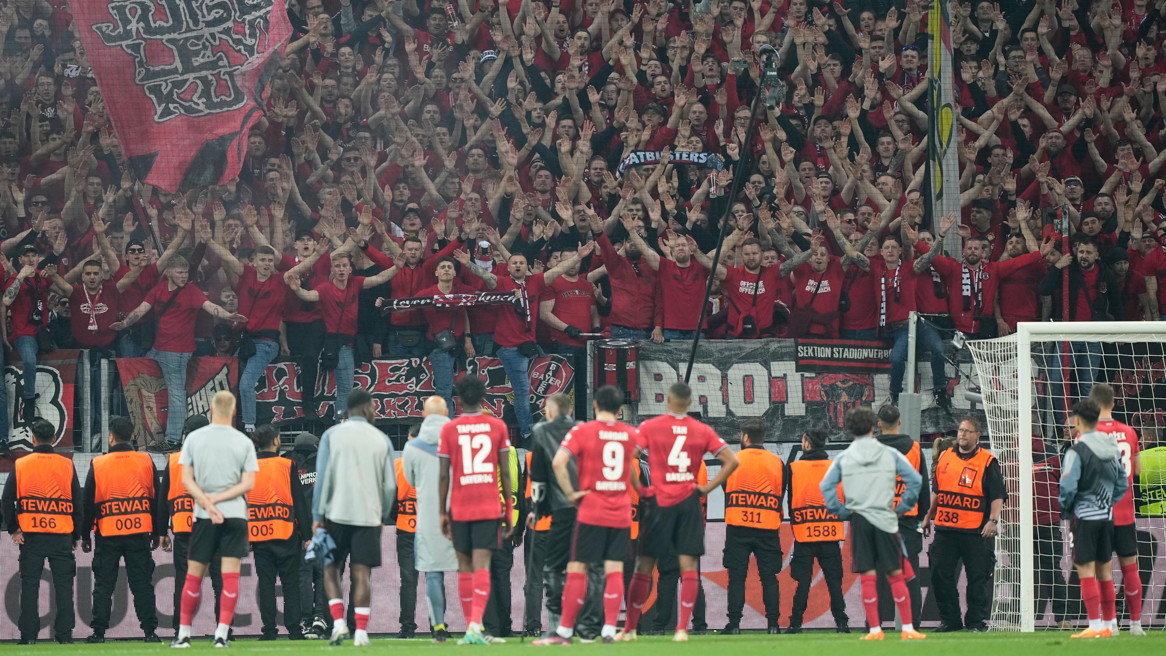 Leverkusen-Spieler begrüßen Fans in der BayArena.