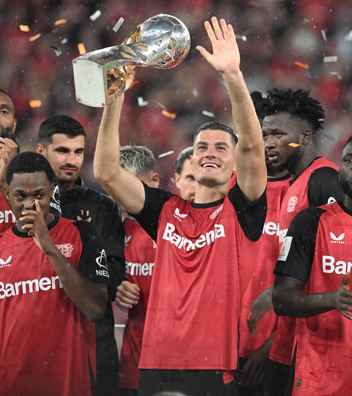 Leverkusen feiert den Gewinn des Supercups