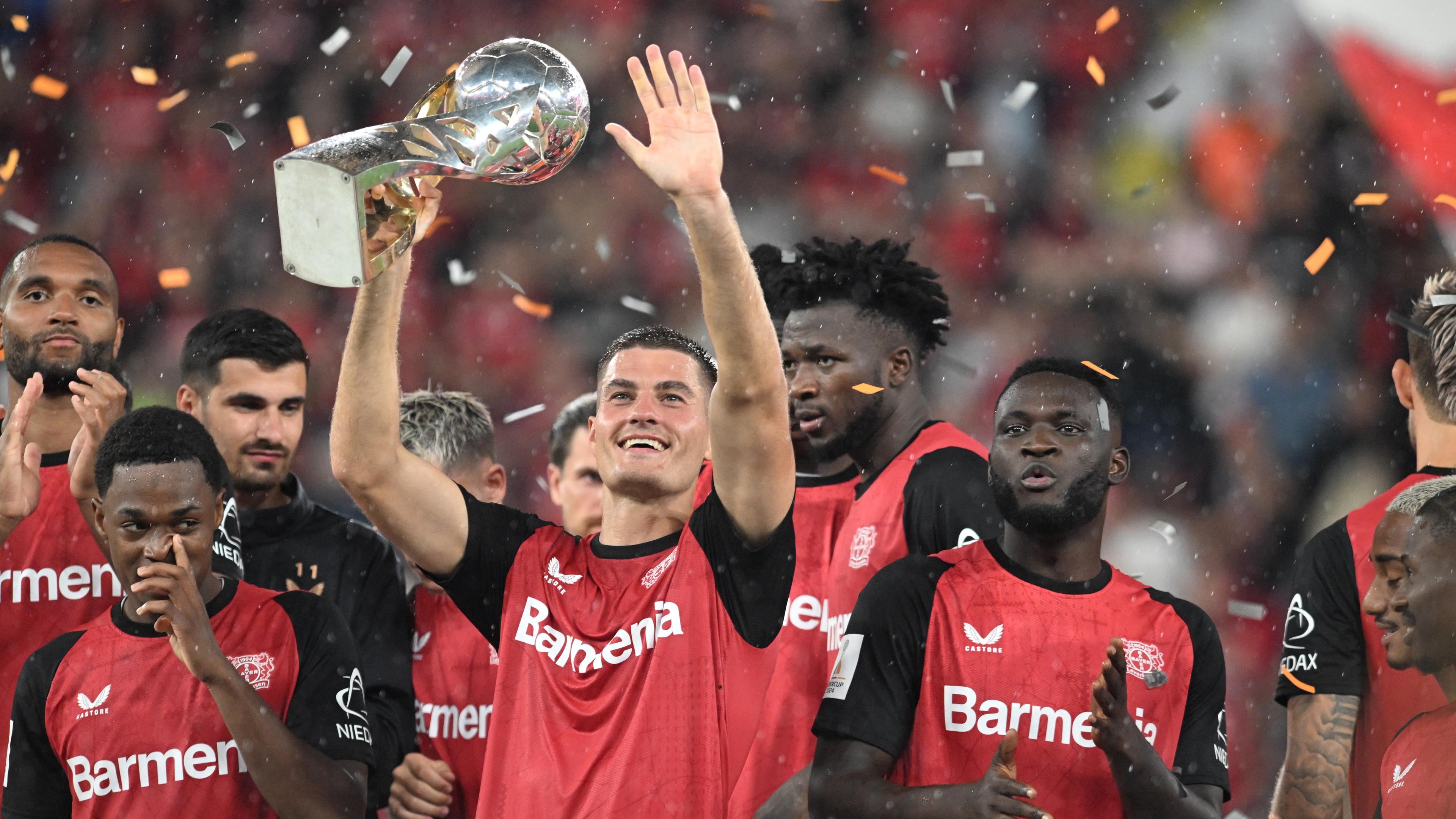 Leverkusen feiert den Gewinn des Supercups