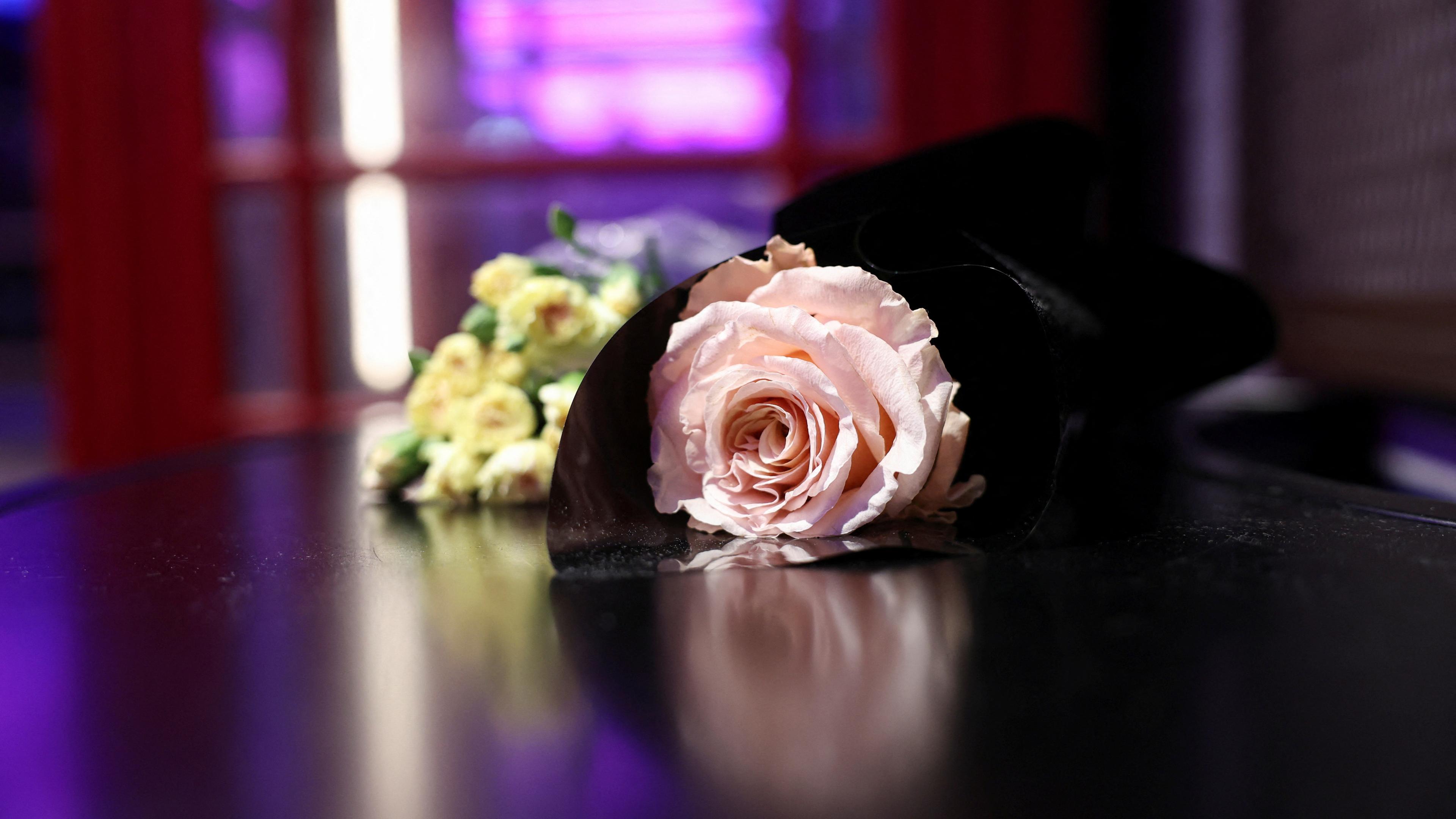 Blumen liegen am Hard Rock Café in London.