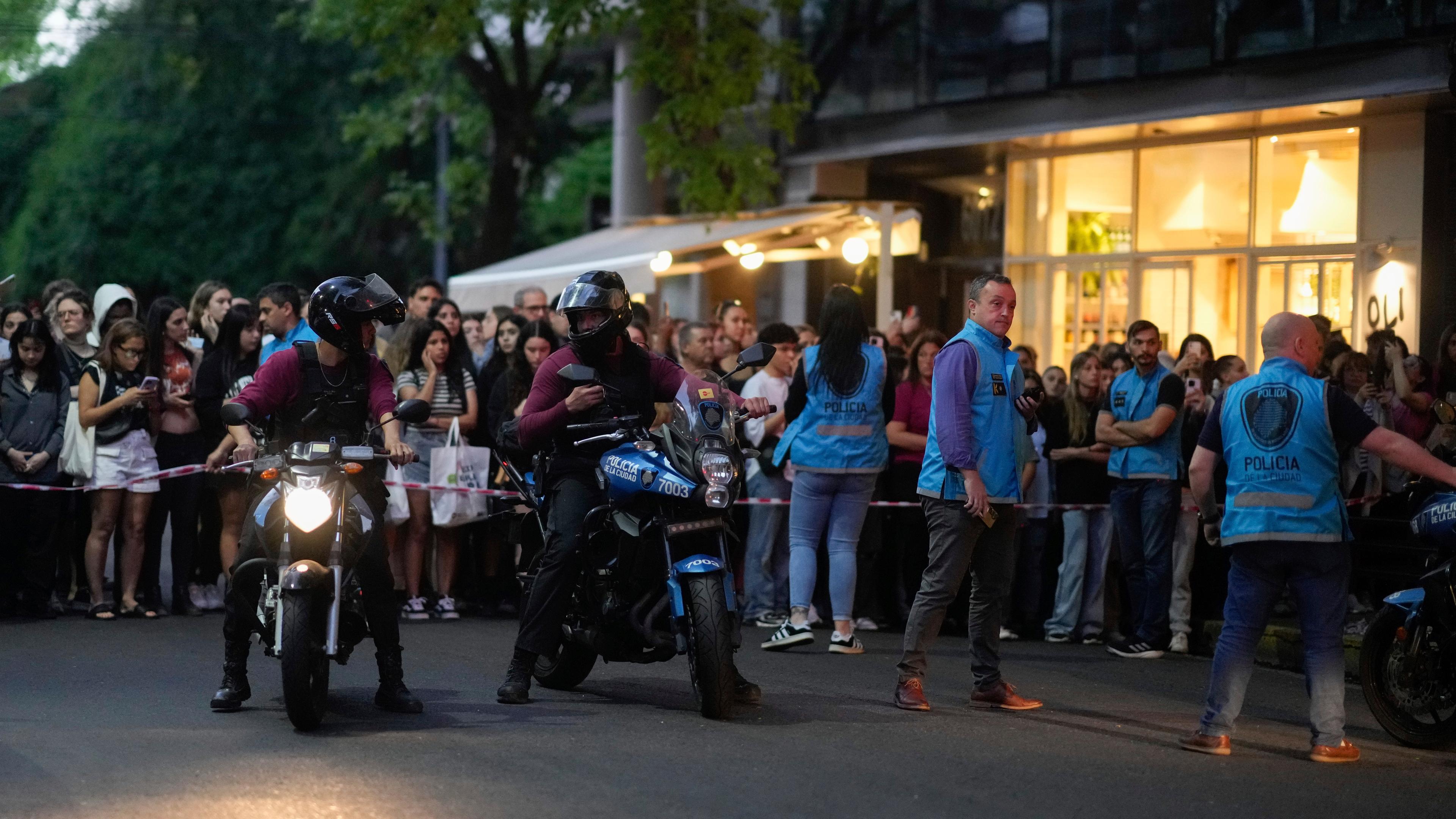 Die Polizei sperrt ein Hotel ab, in dem der englische Musiker Liam Payne, ein ehemaliges Mitglied der Band "One Direction", tot aufgefunden wurde.