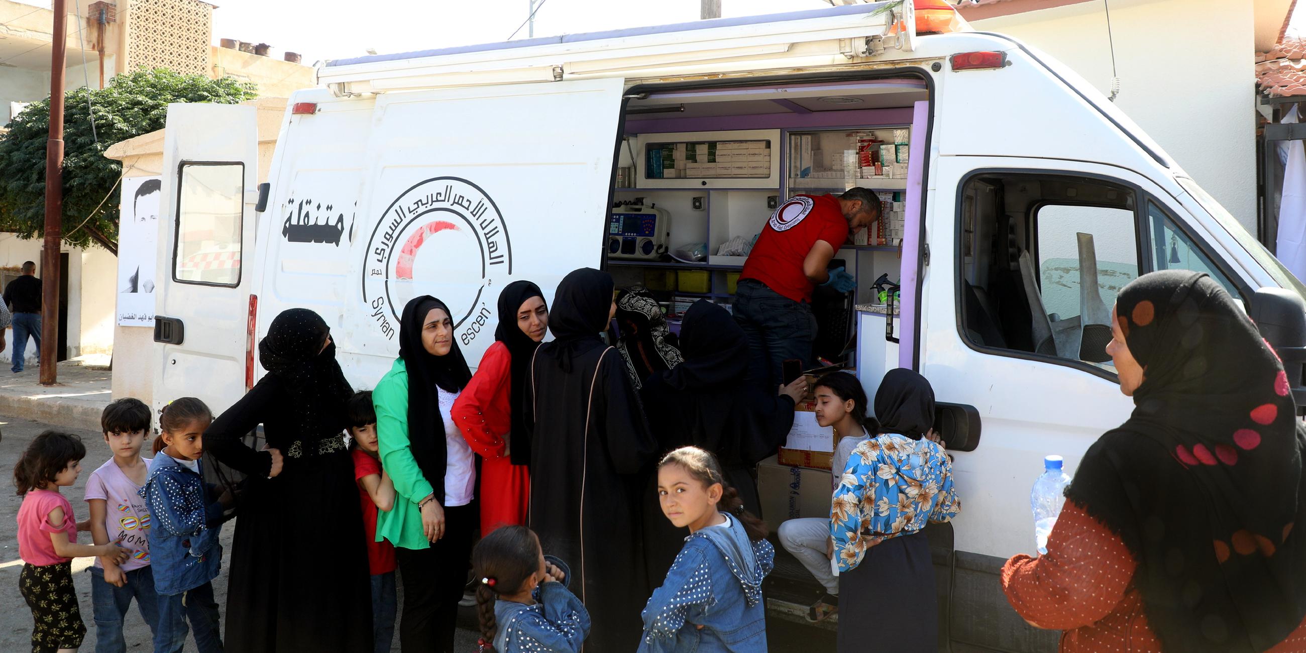 Geflüchtete Menschen aus Südlibanon erhalten medizinische Grenze an der syrischen Grenze.