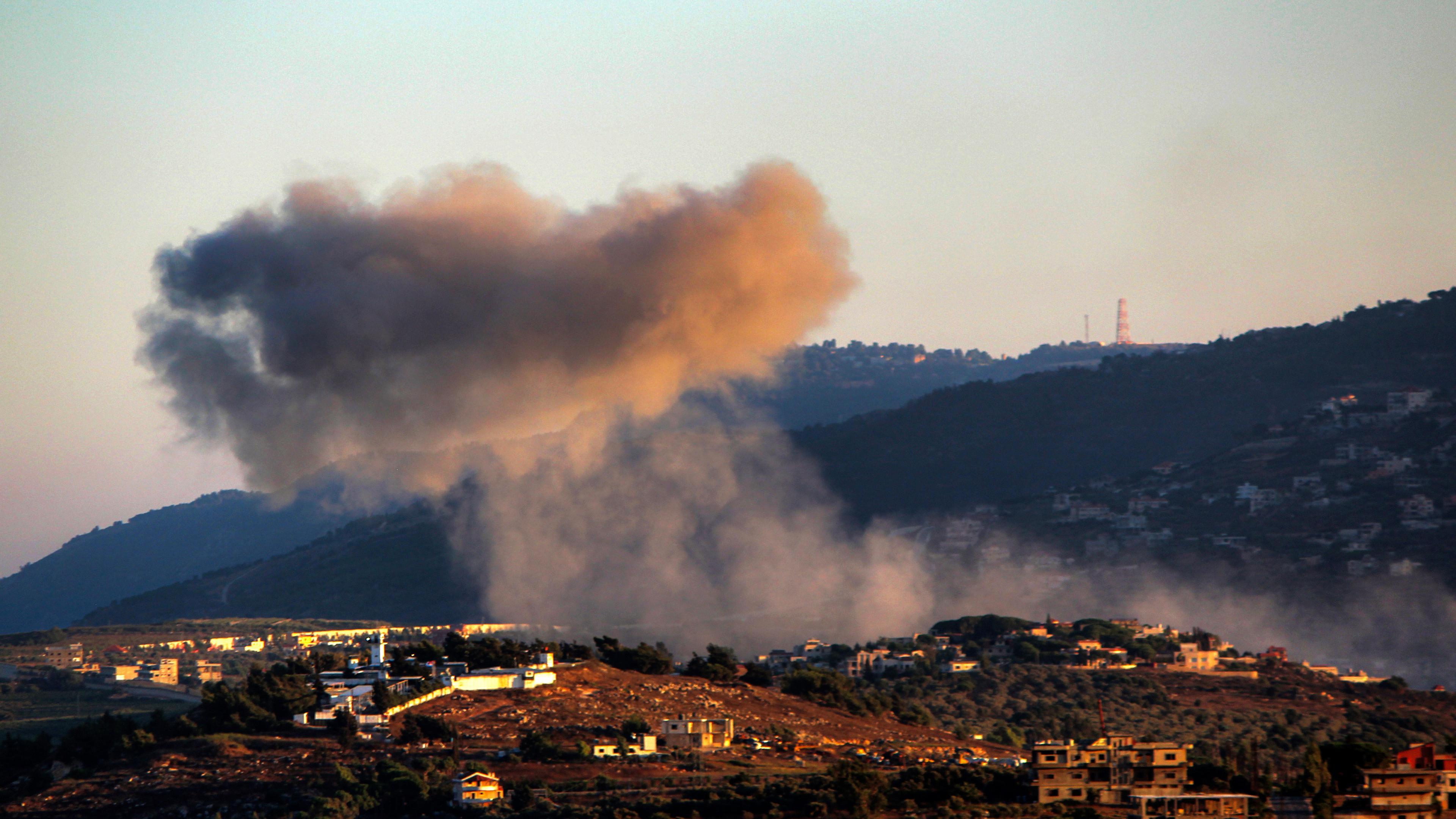 Aus dem libanesischen Dorf Kfarkela an der südlichen Grenze steigt starker Rauch auf, nachdem es unter israelischen Beschuss geraten war am 29.07.2024.