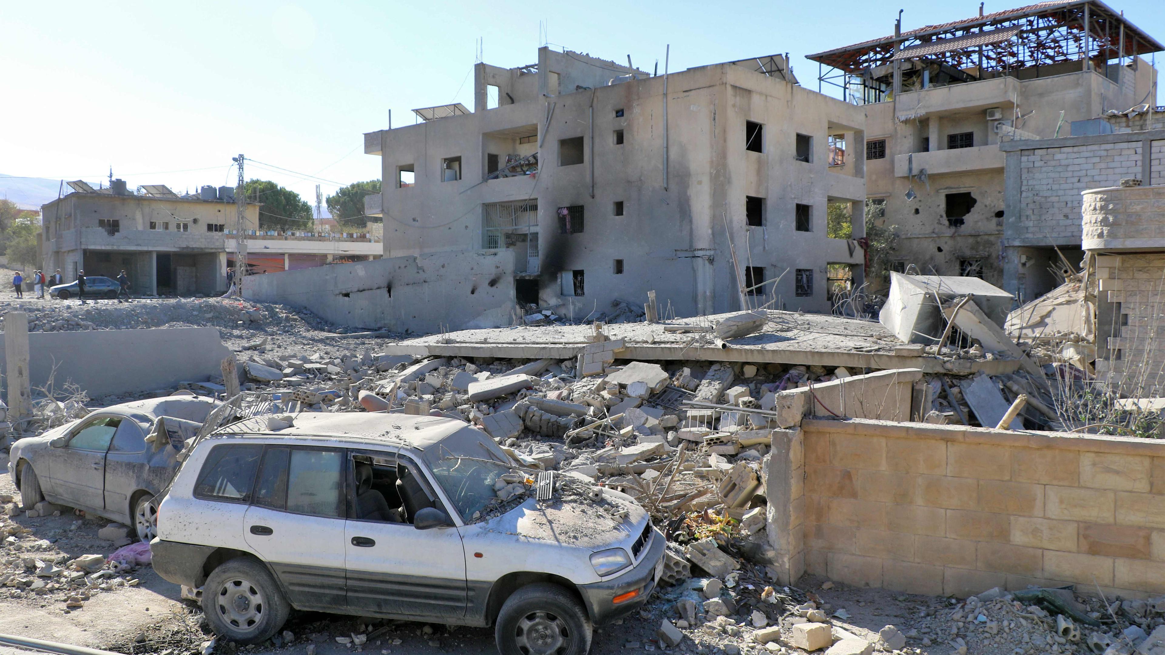 Am Ort eines nächtlichen israelischen Luftangriffs auf ein Viertel in der ostlibanesischen Stadt Baalbek wurden Autos und Gebäude beschädigt