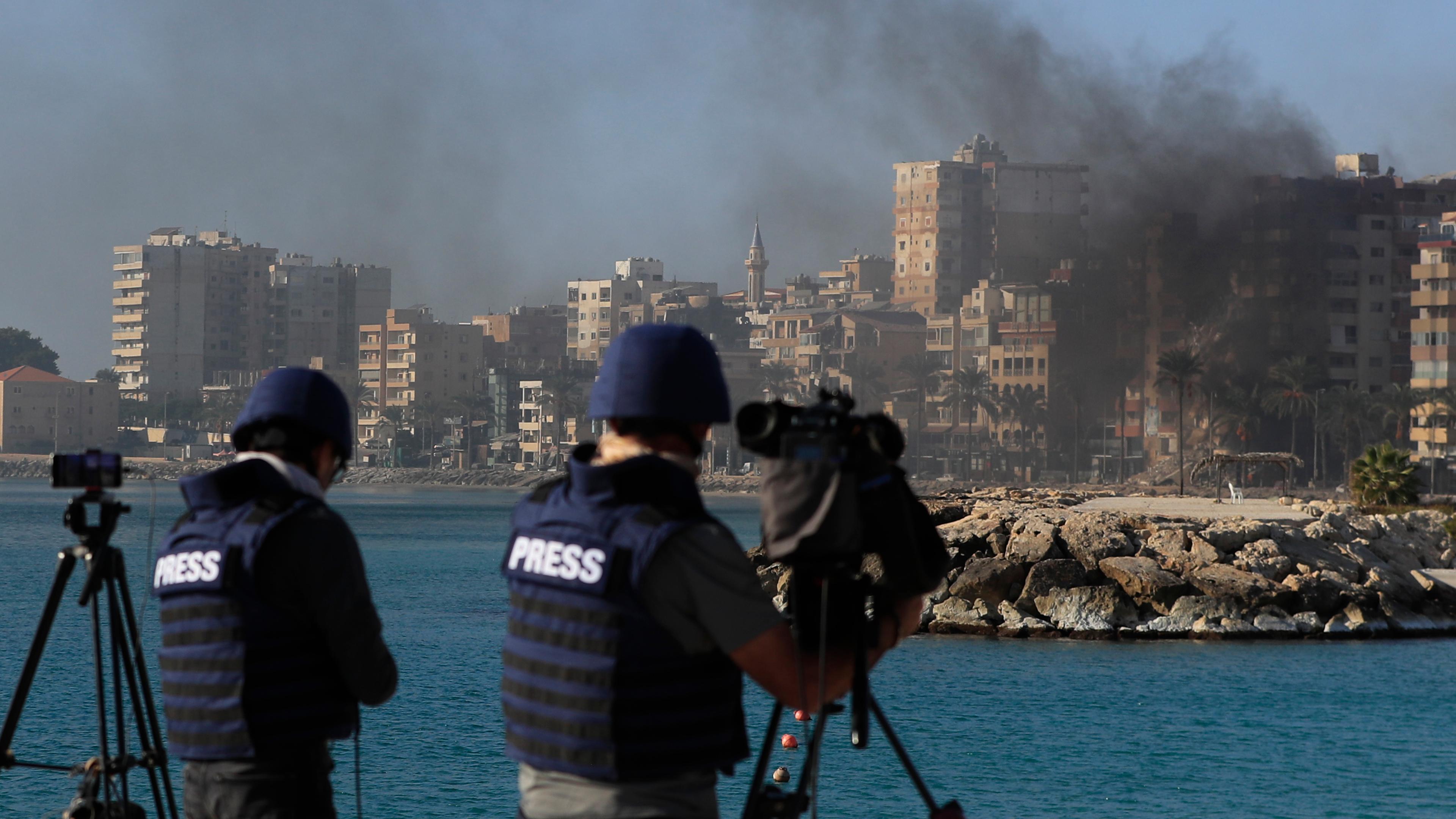 Journalisten fotografieren den Ort eines israelischen Luftangriffs in Tyros im Südlibanon.