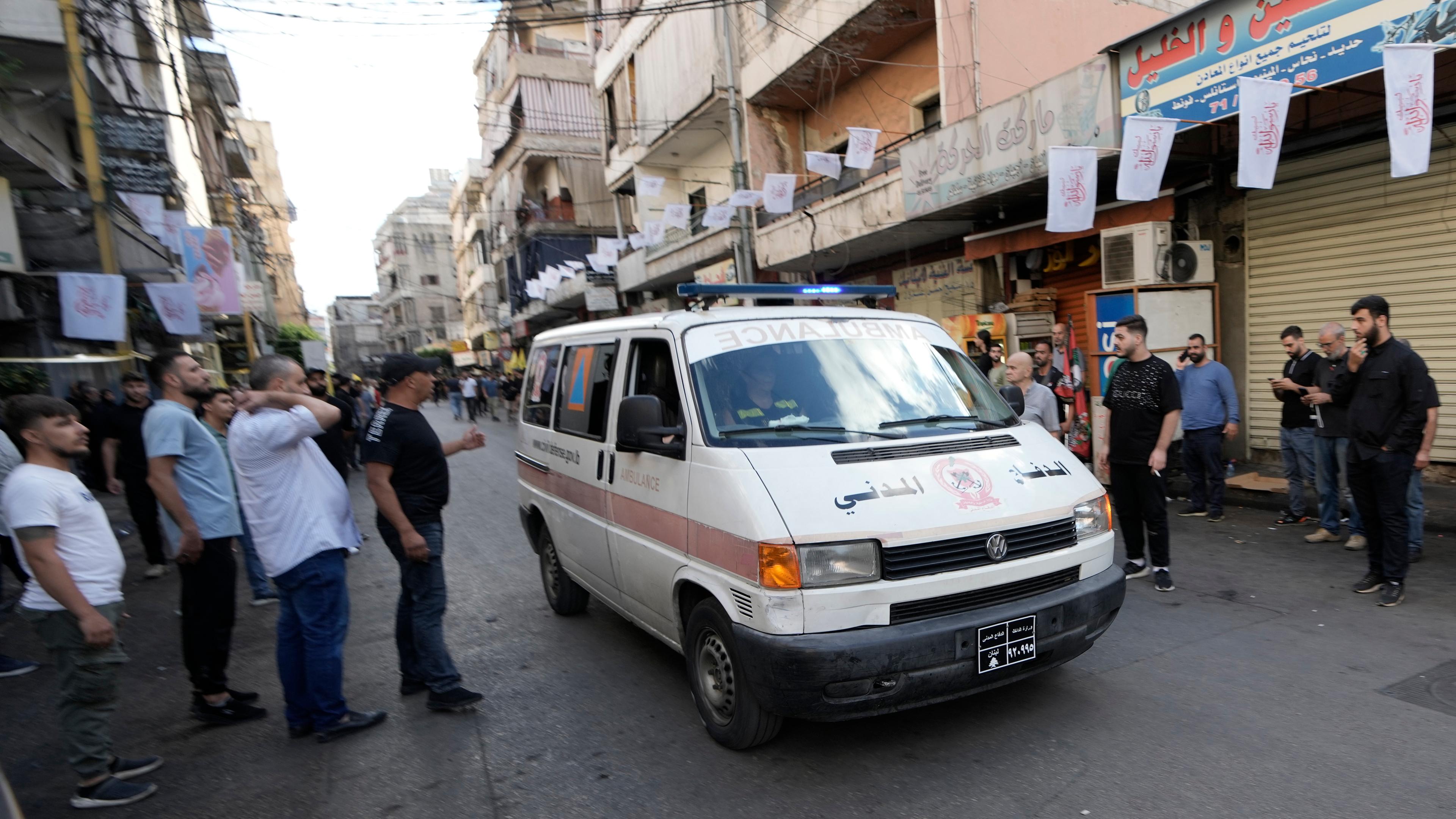 Ein Krankenwagen, von dem angenommen wird, dass er Verwundete befördert, nachdem bei der Beerdigung von vier Hisbollah-Kämpfern, die am Montag nach der Explosion ihrer tragbaren Pager im südlichen Vorort von Beirut im Libanon getötet wurden, mehrere Explosionen zu hören waren