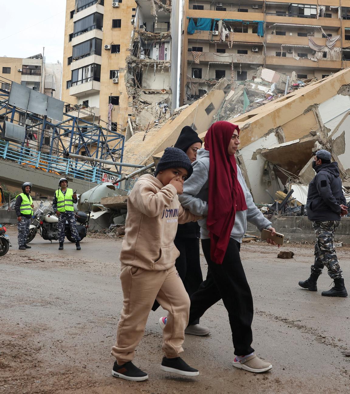 Nach Inkrafttreten eines Waffenstillstands zwischen Israel und der Hisbollah gehen Menschen an beschädigten Gebäuden in den südlichen Vororten Beiruts vorbei, aufgenommen am 27.11.2024