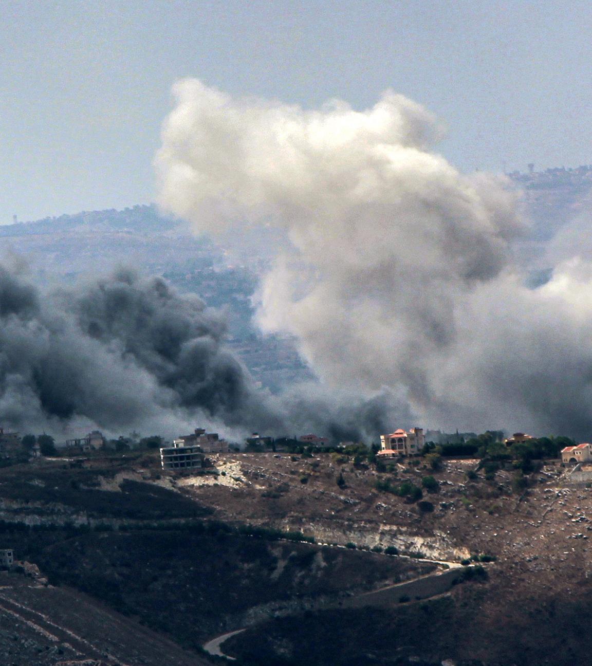 Rauch von schweren israelischen Luftangriffen steigt aus dem südlibanesischen Dorf Jabal al-Rihan auf, aufgenommen am 23.09.2024