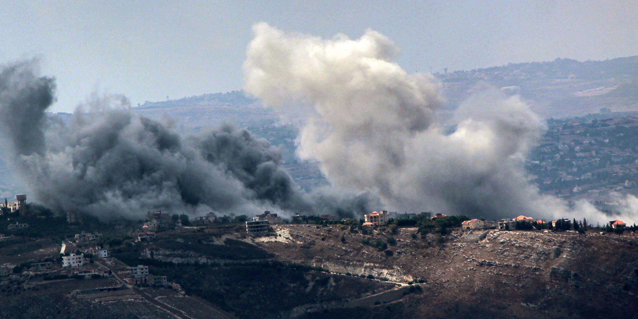 Rauch von schweren israelischen Luftangriffen steigt aus dem südlibanesischen Dorf Jabal al-Rihan auf, aufgenommen am 23.09.2024