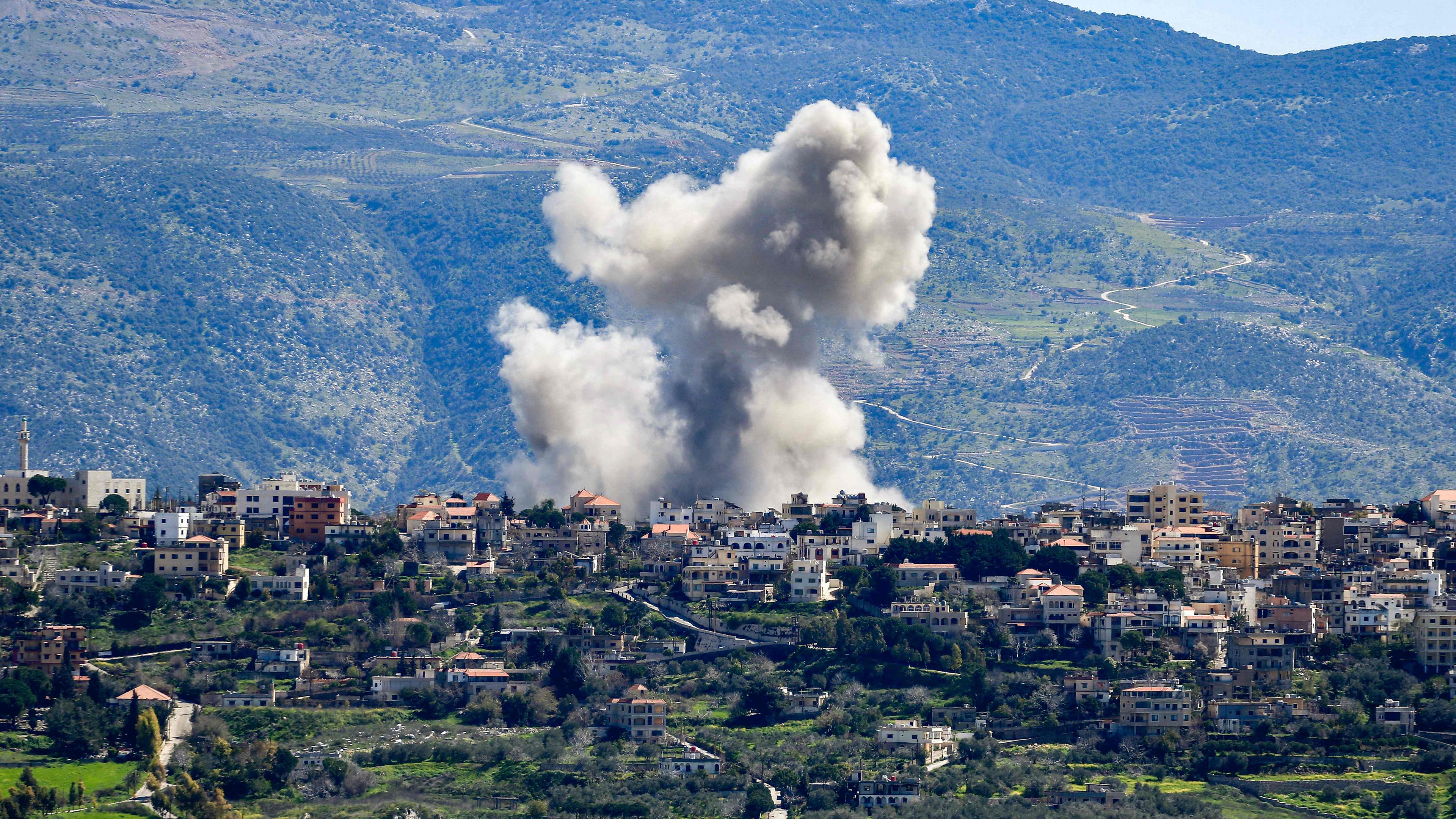 Rauch steigt auf, nachdem der libanesische Ort Khiyam von einem Luftangriff Israels getroffen wurde.