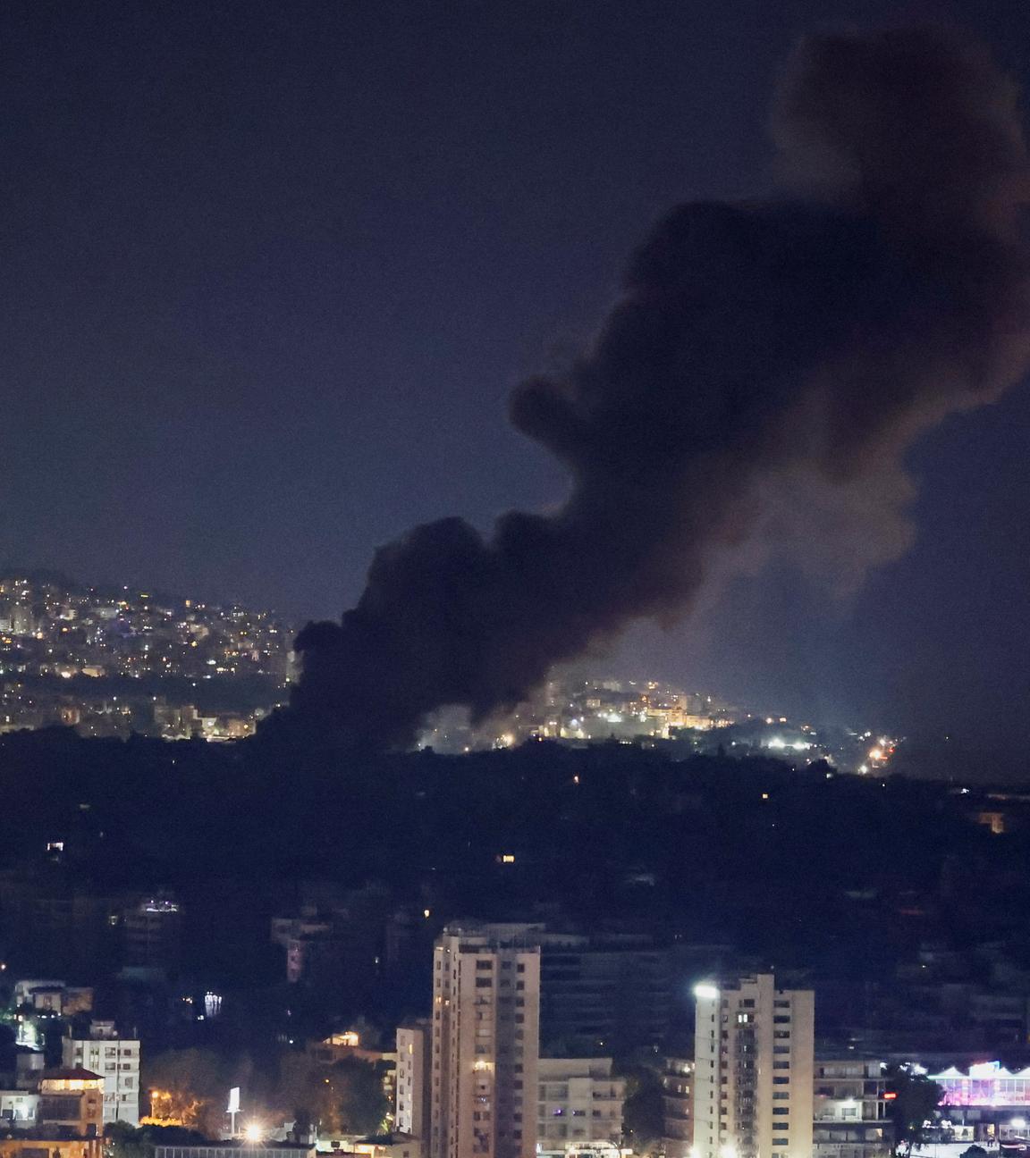 Nach einem israelischen Luftangriff steigt Rauch in einem Vorort von Beirut auf.