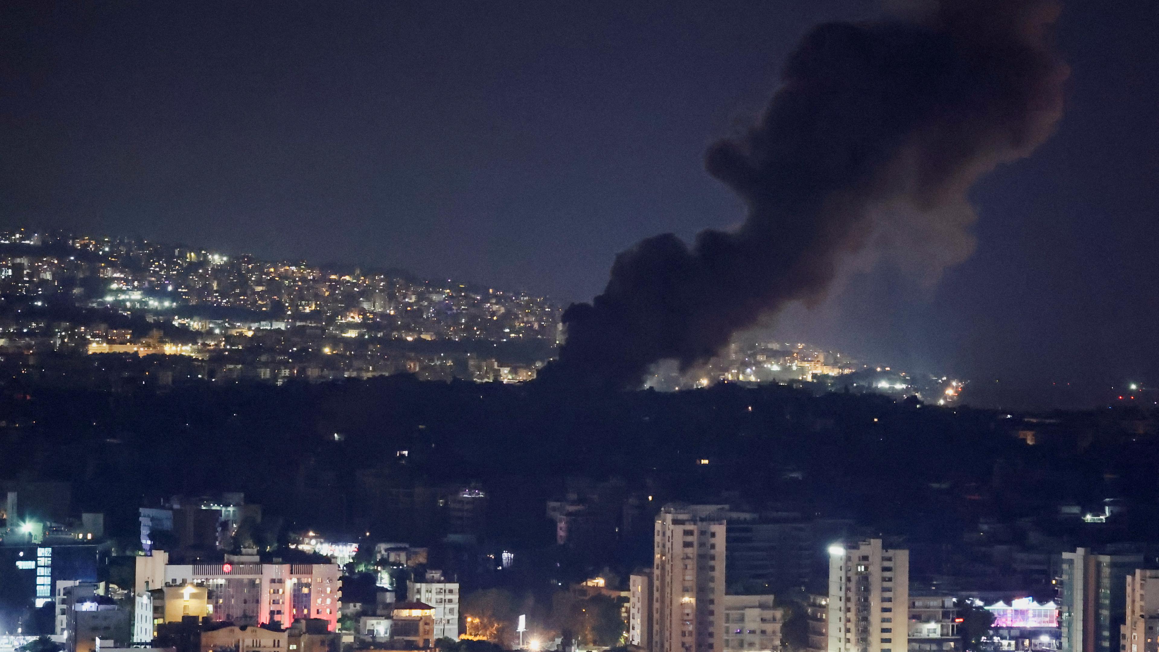 Nach einem israelischen Luftangriff steigt Rauch in einem Vorort von Beirut auf.