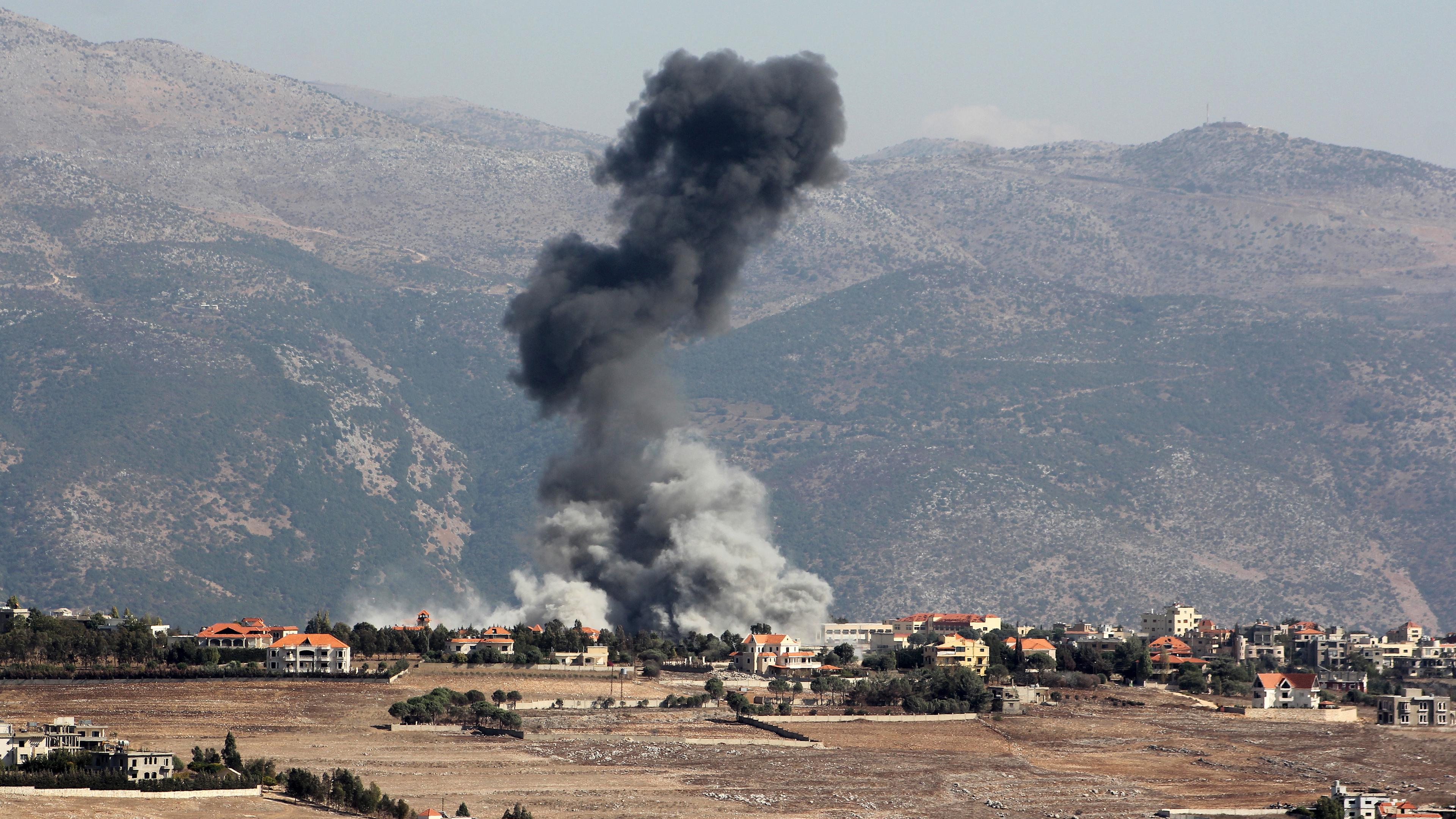 Rauch steigt auf nach israelischem Militärschlag auf die Stadt Khiam (Libanon), aufgenommen am 08.09.2024