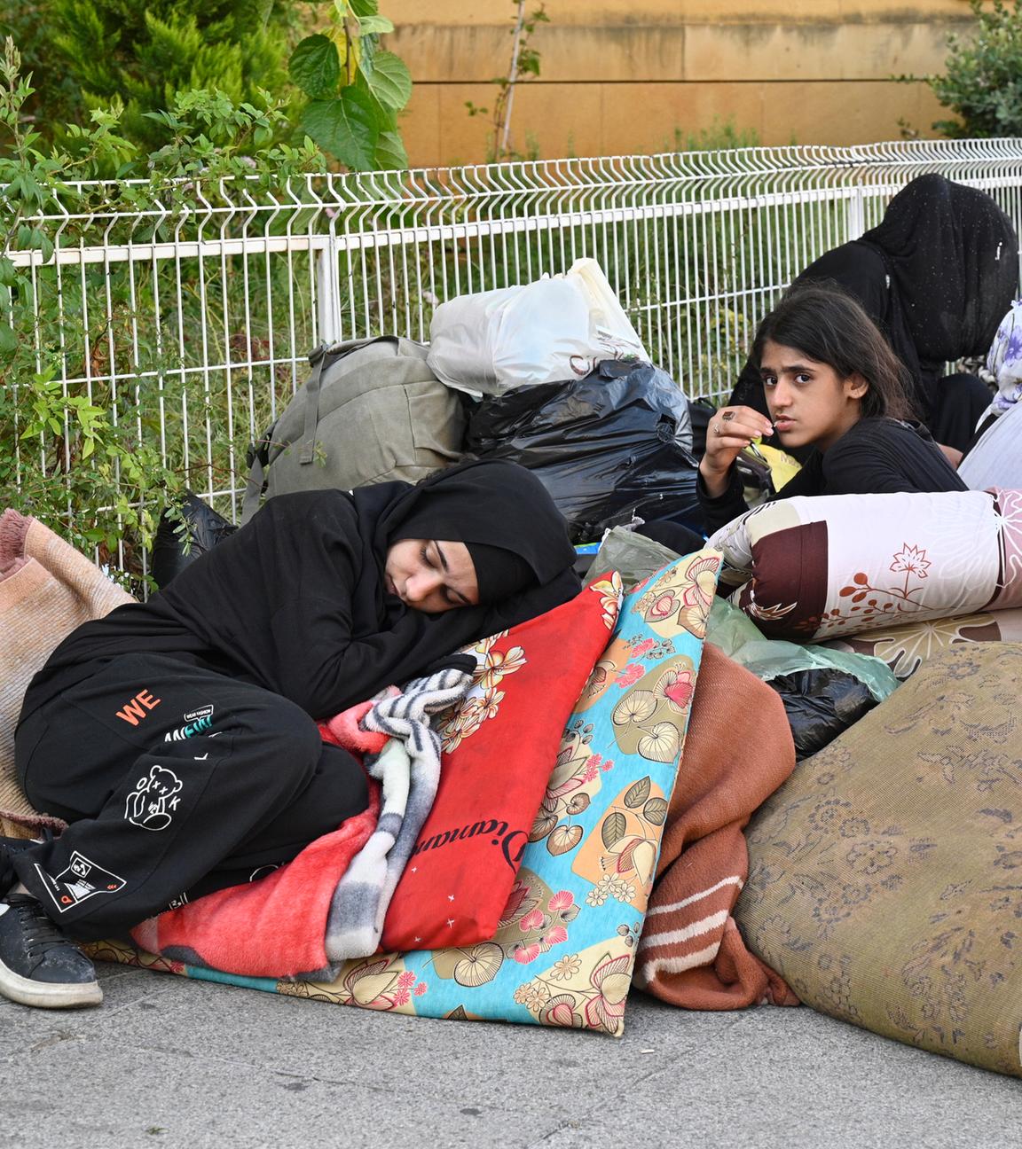 Menschen auf der Straße nach einem Angriff Israels