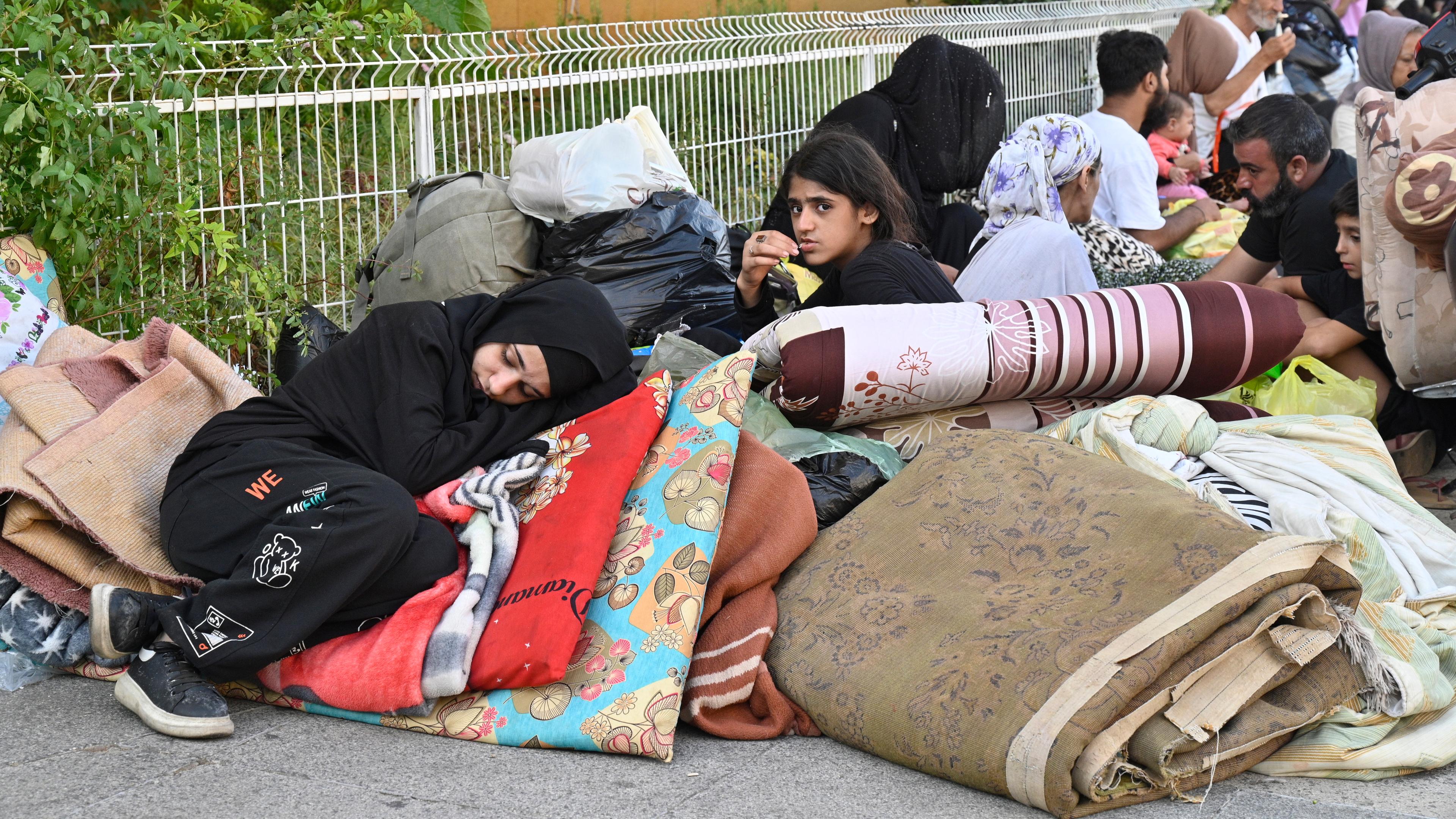 Menschen auf der Straße nach einem Angriff Israels