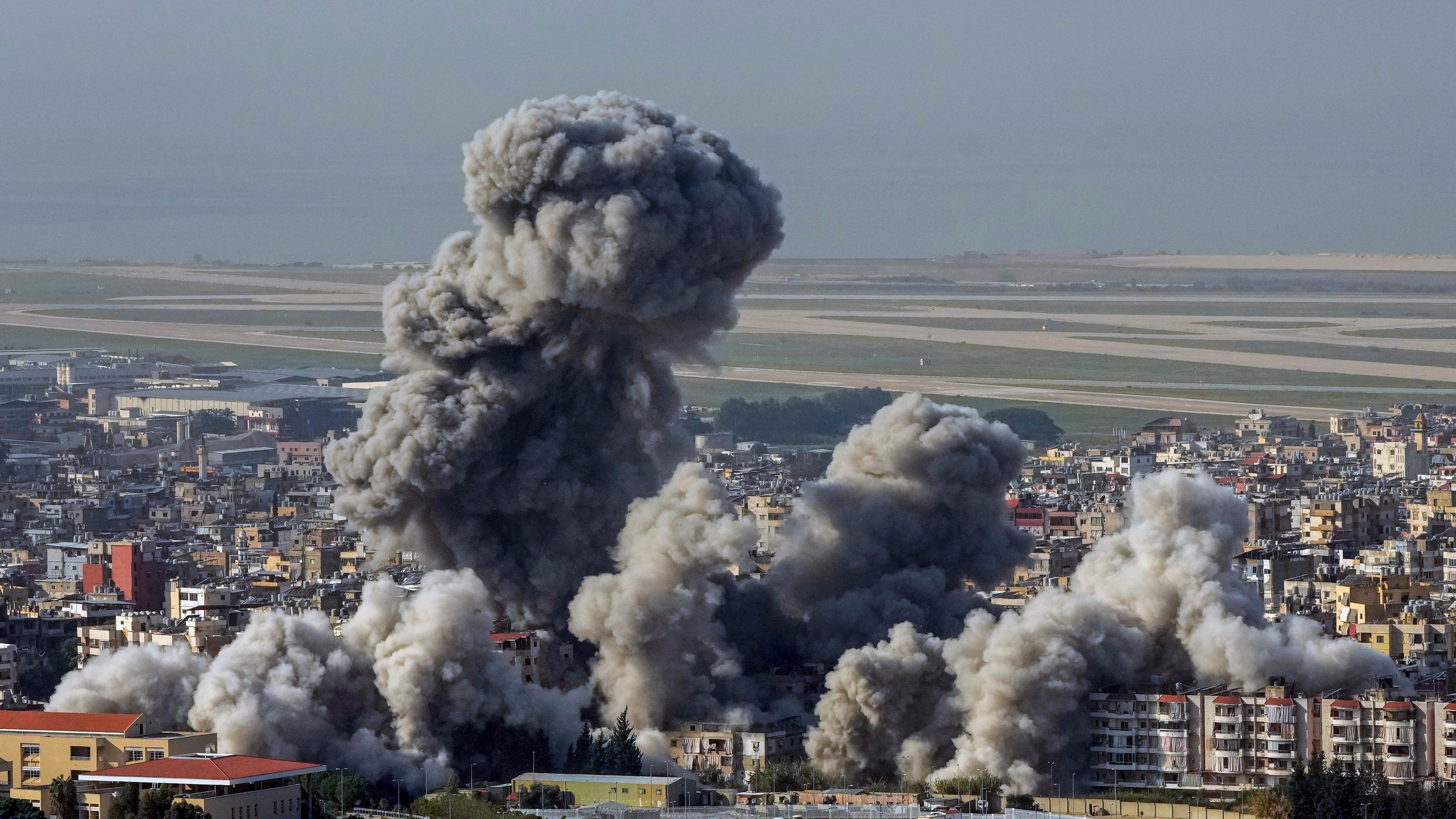 Rauch steigt nach einem israelischen Luftangriff auf Dahiyeh im südlichen Vorort von Beirut auf.