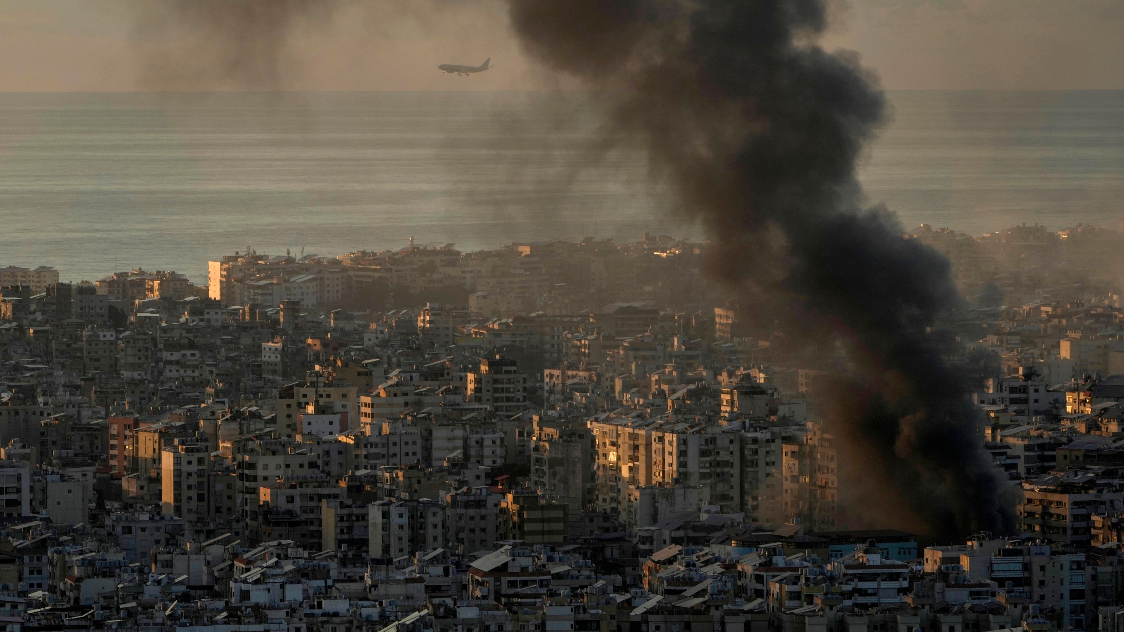 Rauch steigt auf nach einem israelischen Luftangriff auf Dahiyeh in Beirut, Libanon