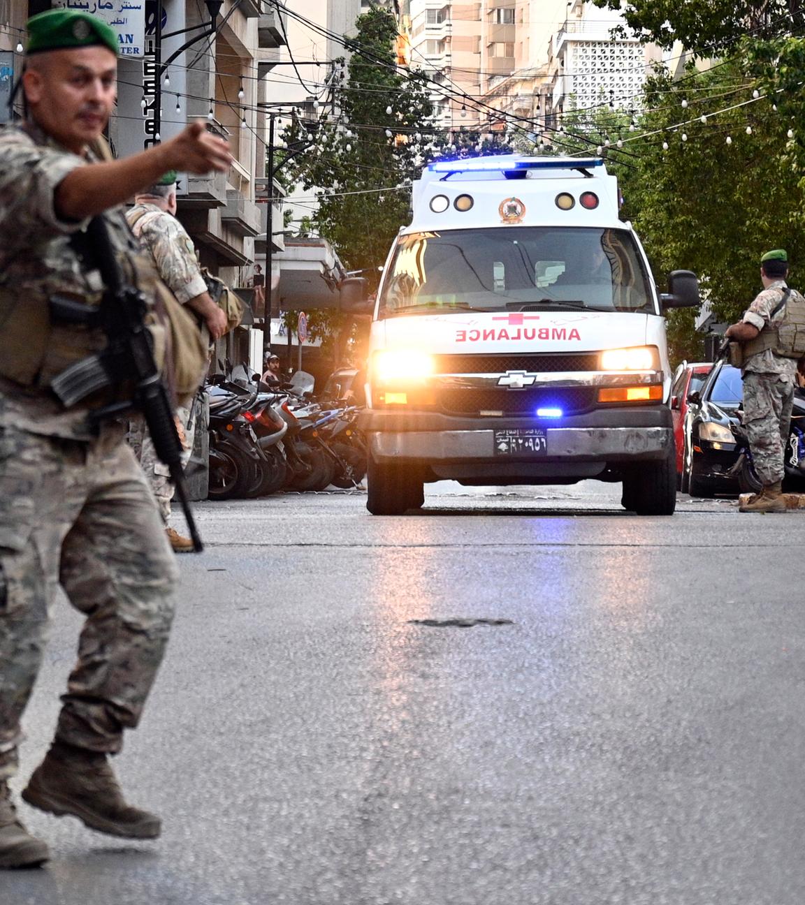 Ein Krankenwagen erreicht das American University of Beirut Medical Center nach der zeitgleichen Explosion hunderter Pager im Libanon.