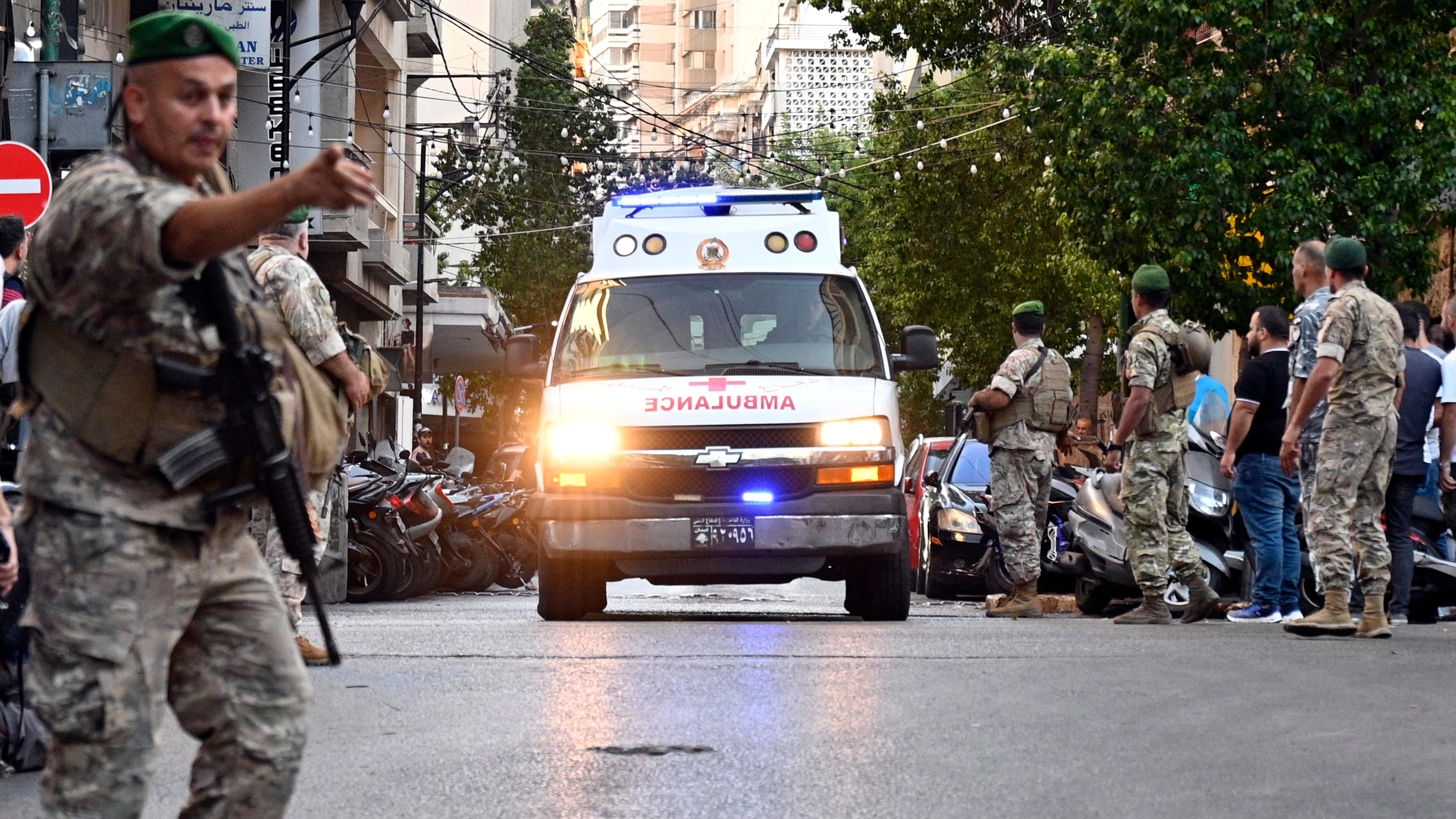 Ein Krankenwagen erreicht das American University of Beirut Medical Center nach der zeitgleichen Explosion hunderter Pager im Libanon.