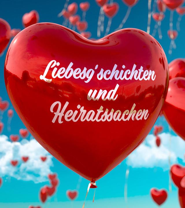 rote Herzluftballons vor blauem Himmel