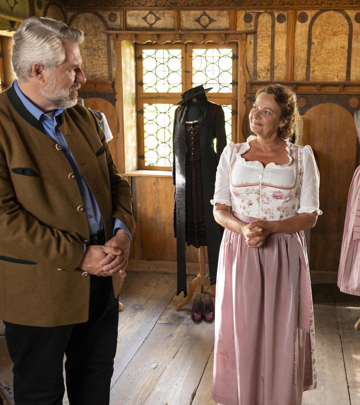 Die Kommissare Stadler (Dieter Fischer, l.) und Schubert (Sophia Schiller, r.) befragen die Vorsitzende des Trachtenvereins, Caroline Eimannsberger (Lilly Forgách, M.), im Rahmen der Ermittlungen. 