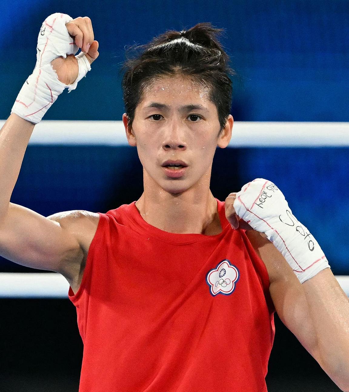 Taiwans Lin Yu-ting reagiert nach ihrem Sieg über die Polin Julia Szeremeta (blau) im Finale des Boxkampfs der Frauen.