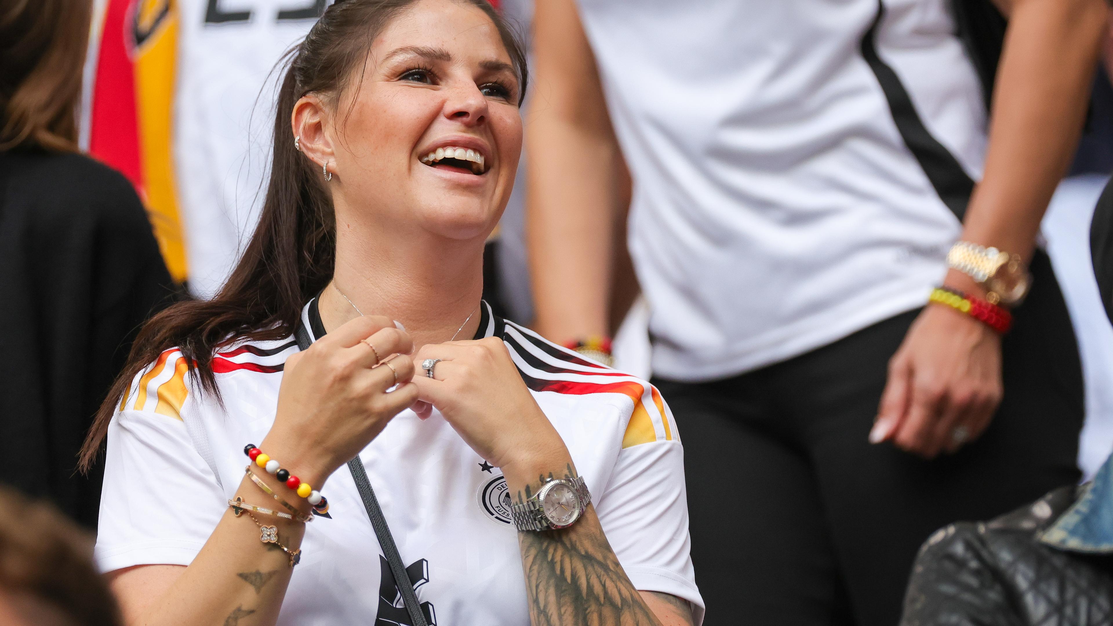 Bayern, München: Euro 2024, Deutschland - Schottland: Lina Meyer, Ehefrau von Deutschlands Spieler Joshua Kimmich steht auf der Tribüne.