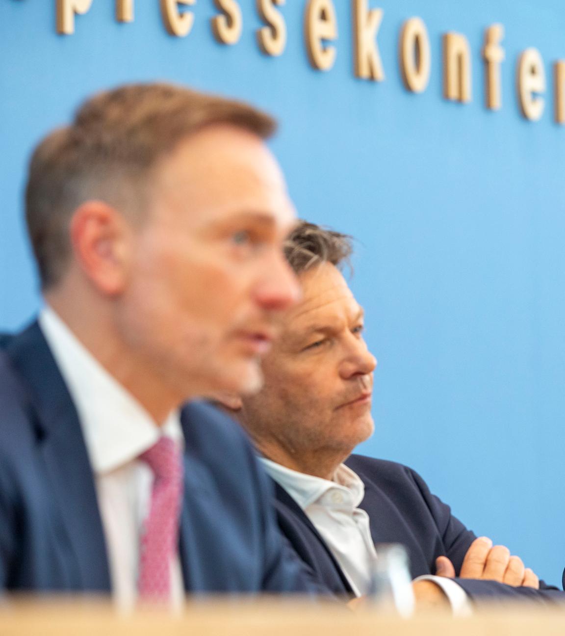 Berlin: Finanzminister Christian Lindner, Wirtschftsminister Robert hAbeck und Bundeskanzler Olaf Scholz bei einer Pressekonferenz