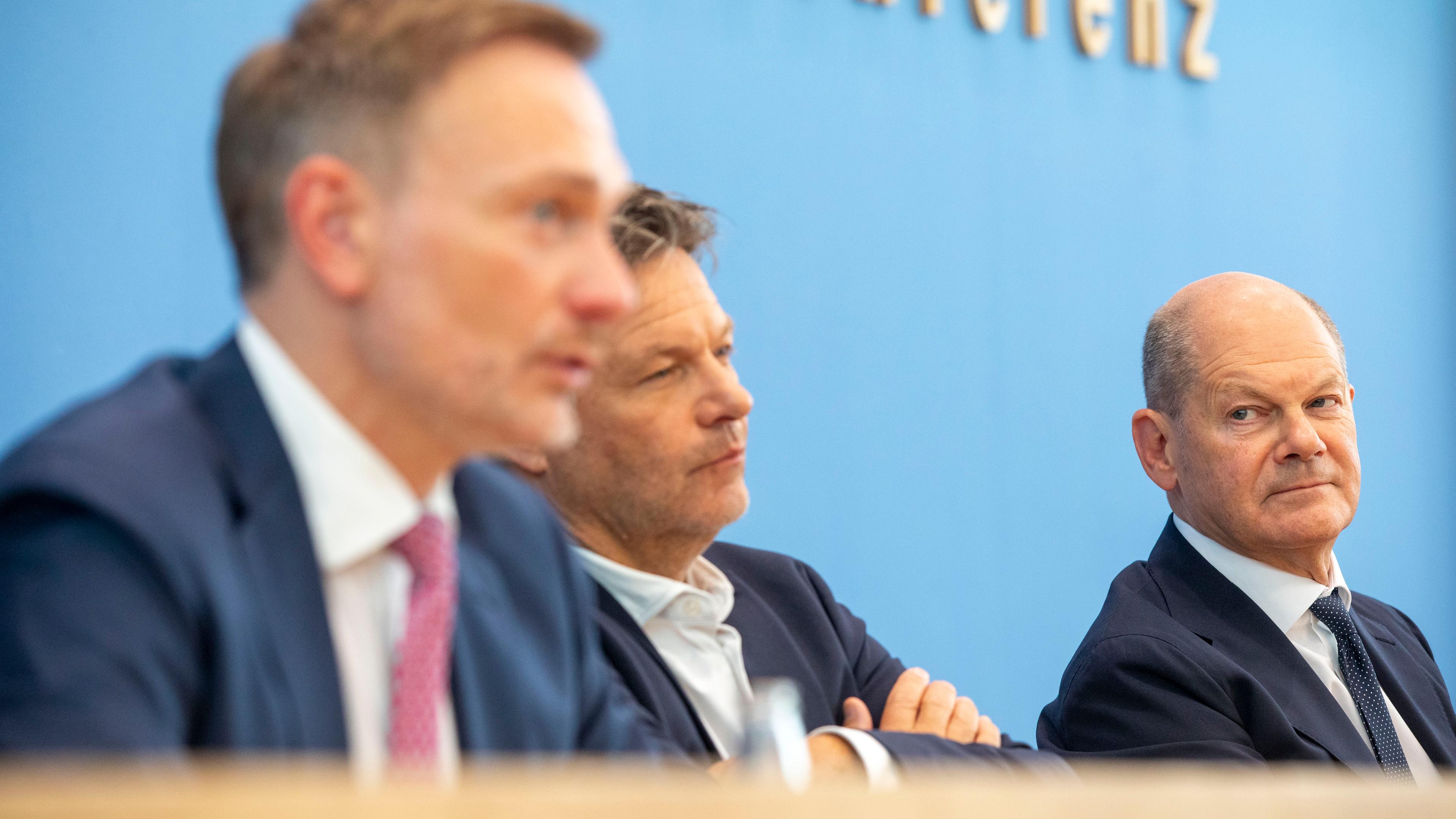 Berlin: Finanzminister Christian Lindner, Wirtschftsminister Robert hAbeck und Bundeskanzler Olaf Scholz bei einer Pressekonferenz