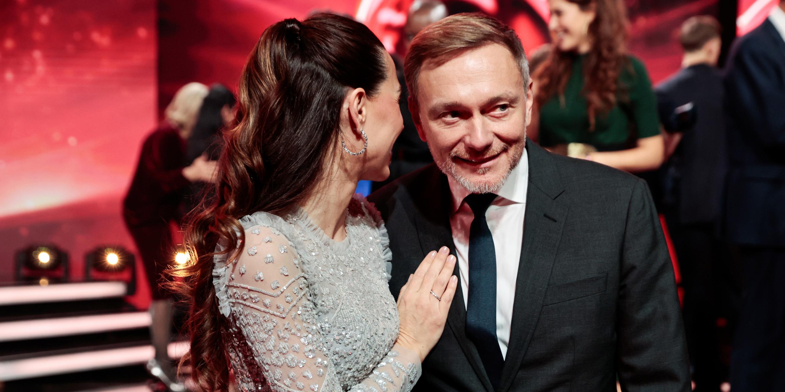 Christian Lindner (r), Bundesvorsitzender der FDP, und Ehefrau Franca Lehfeldt bei der Spendengala "Ein Herz für Kinder".