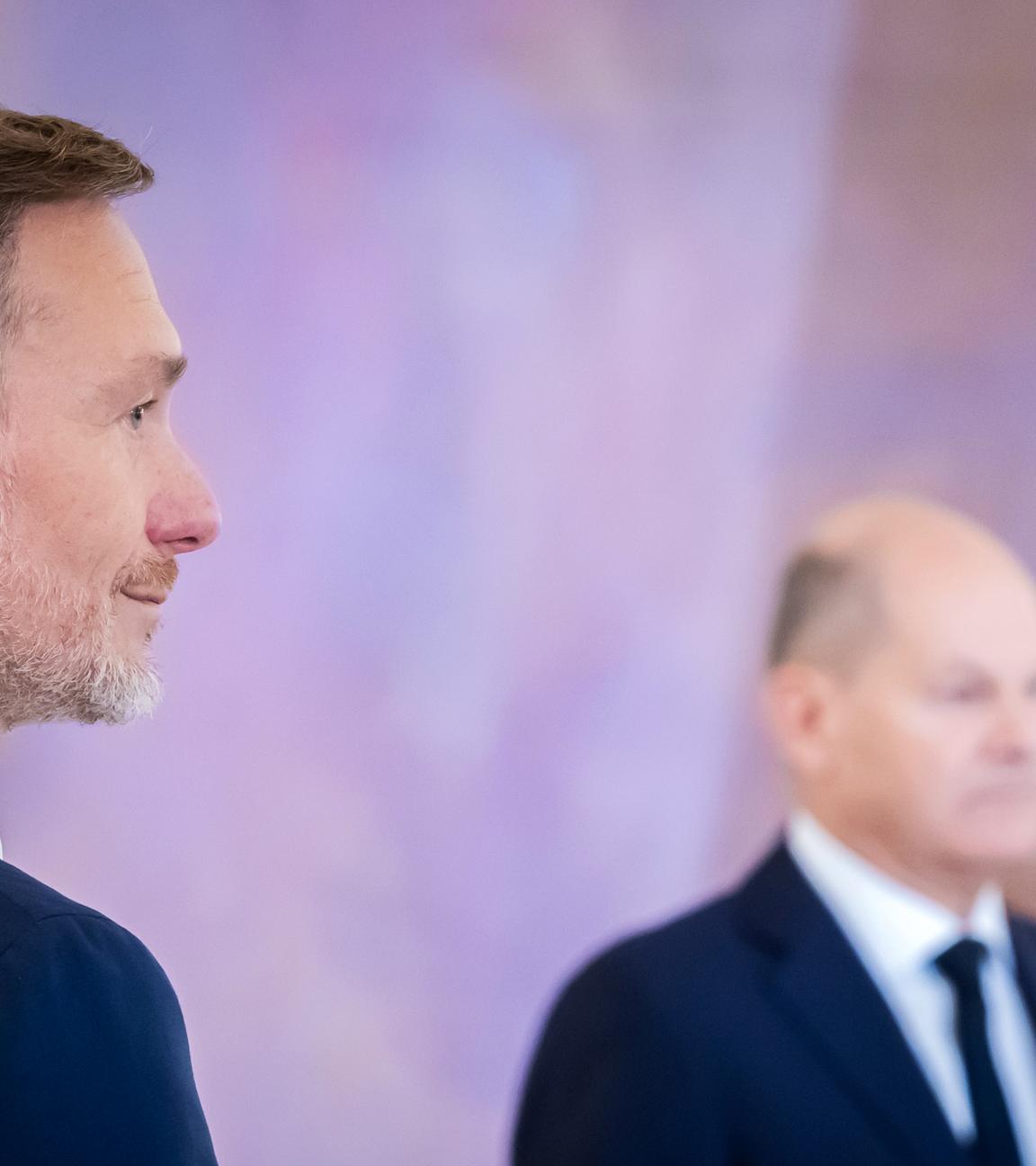 Bundeskanzler Olaf Scholz (r/SPD) und Christian Lindner (FDP), ehemaliger Bundesminister der Finanzen, nebeneinander im Schloss Bellevue.