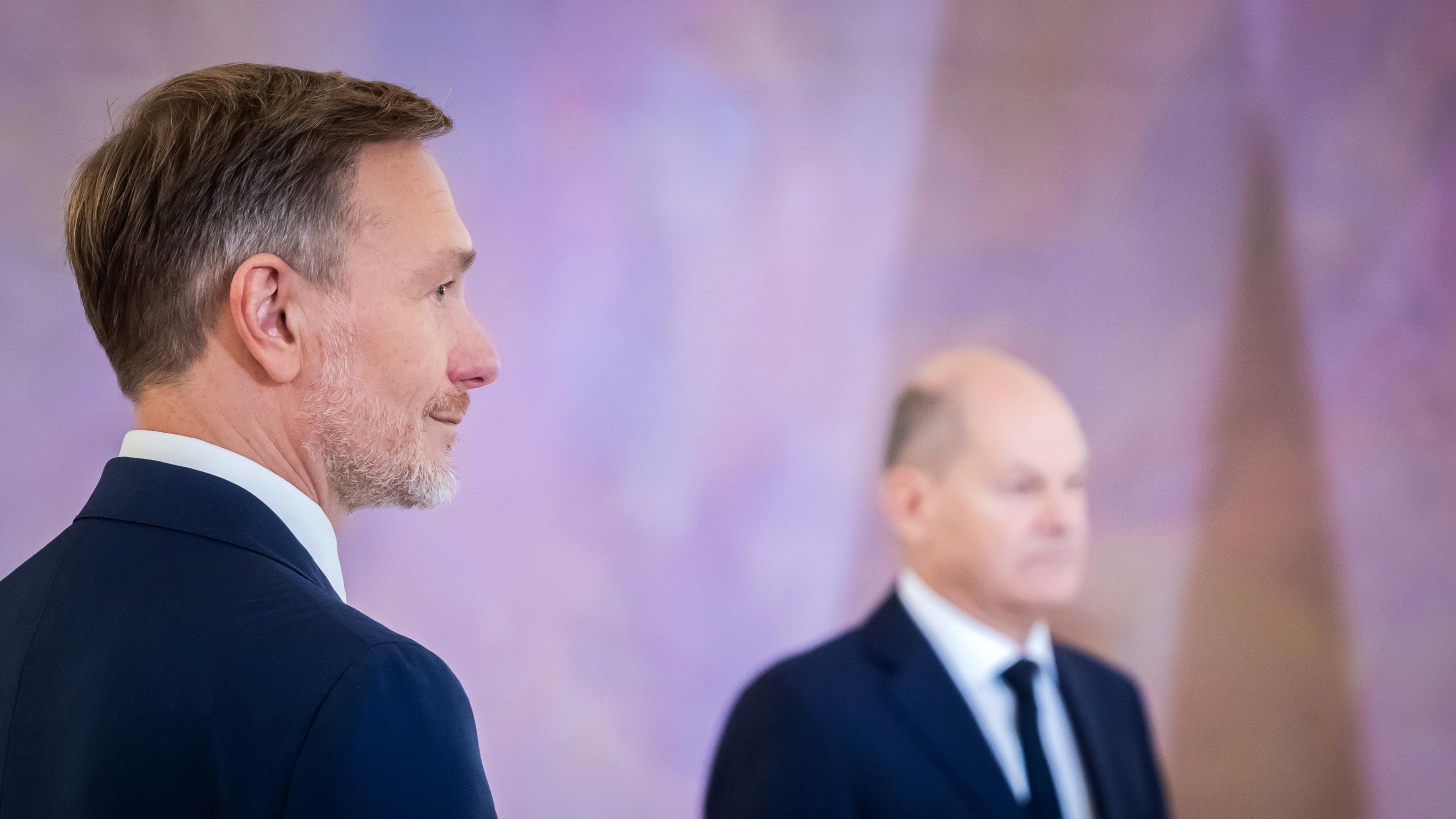 Bundeskanzler Olaf Scholz (r/SPD) und Christian Lindner (FDP), ehemaliger Bundesminister der Finanzen, nebeneinander im Schloss Bellevue.