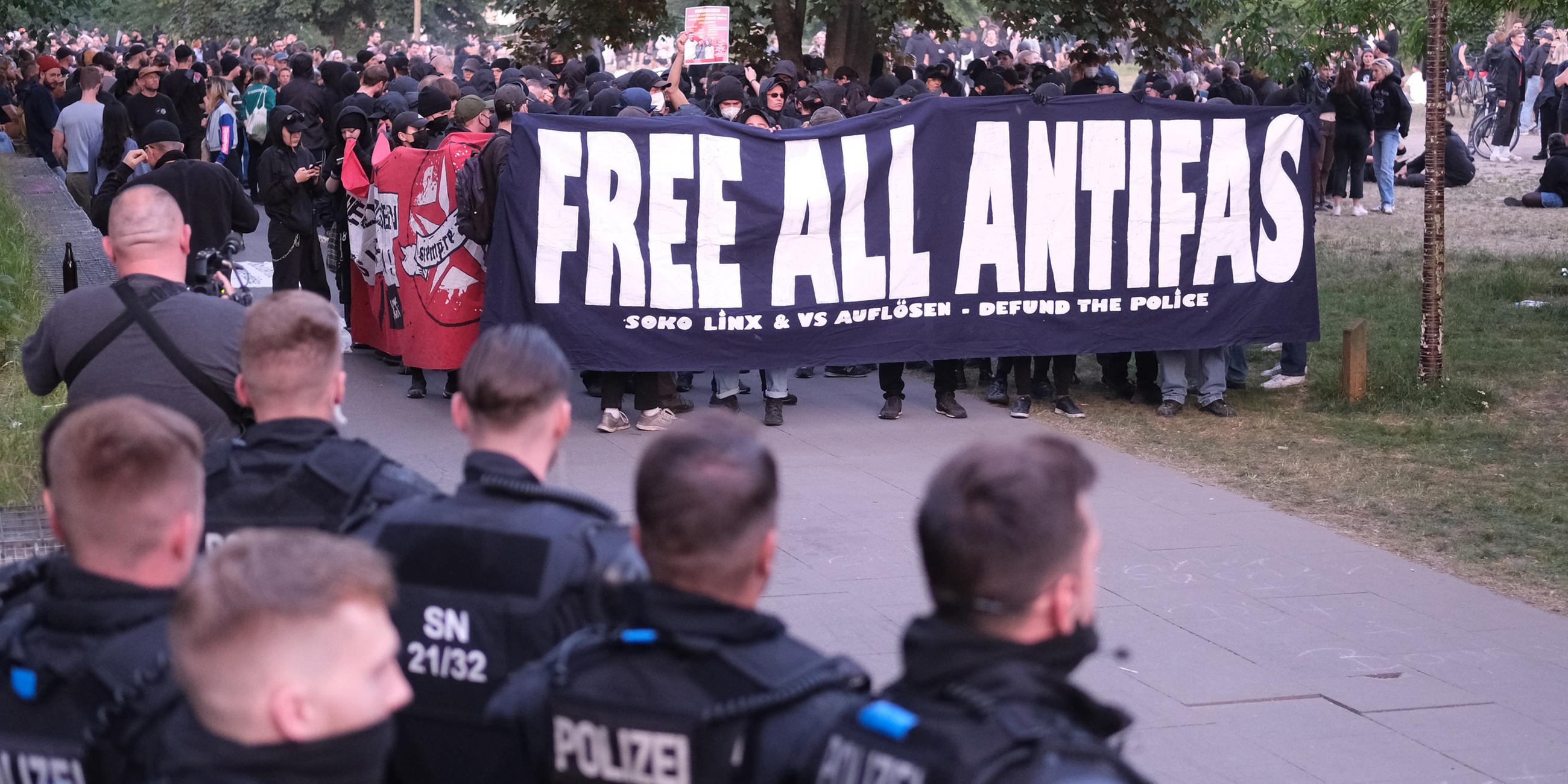 Sachsen, Leipzig: Teilnehmer einer linken Demonstration mit Transparenten, u.a. mit einem Transparent "Free all Antifas".