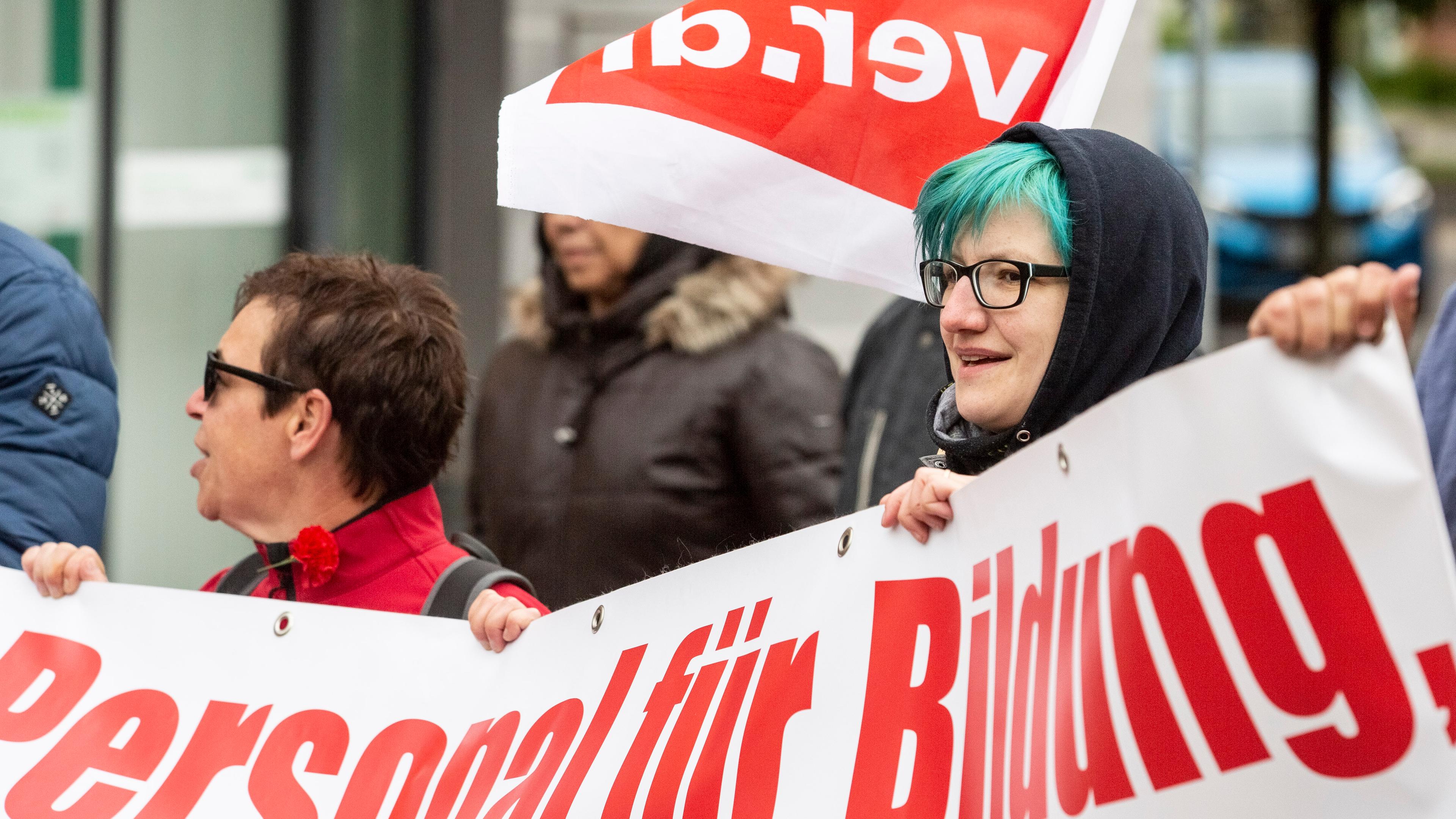 Kati Engel, die nun die Links-Partei verlassen hat, bei einer Demonstration zum 1. Mai in Eisenach. (Archivbild)