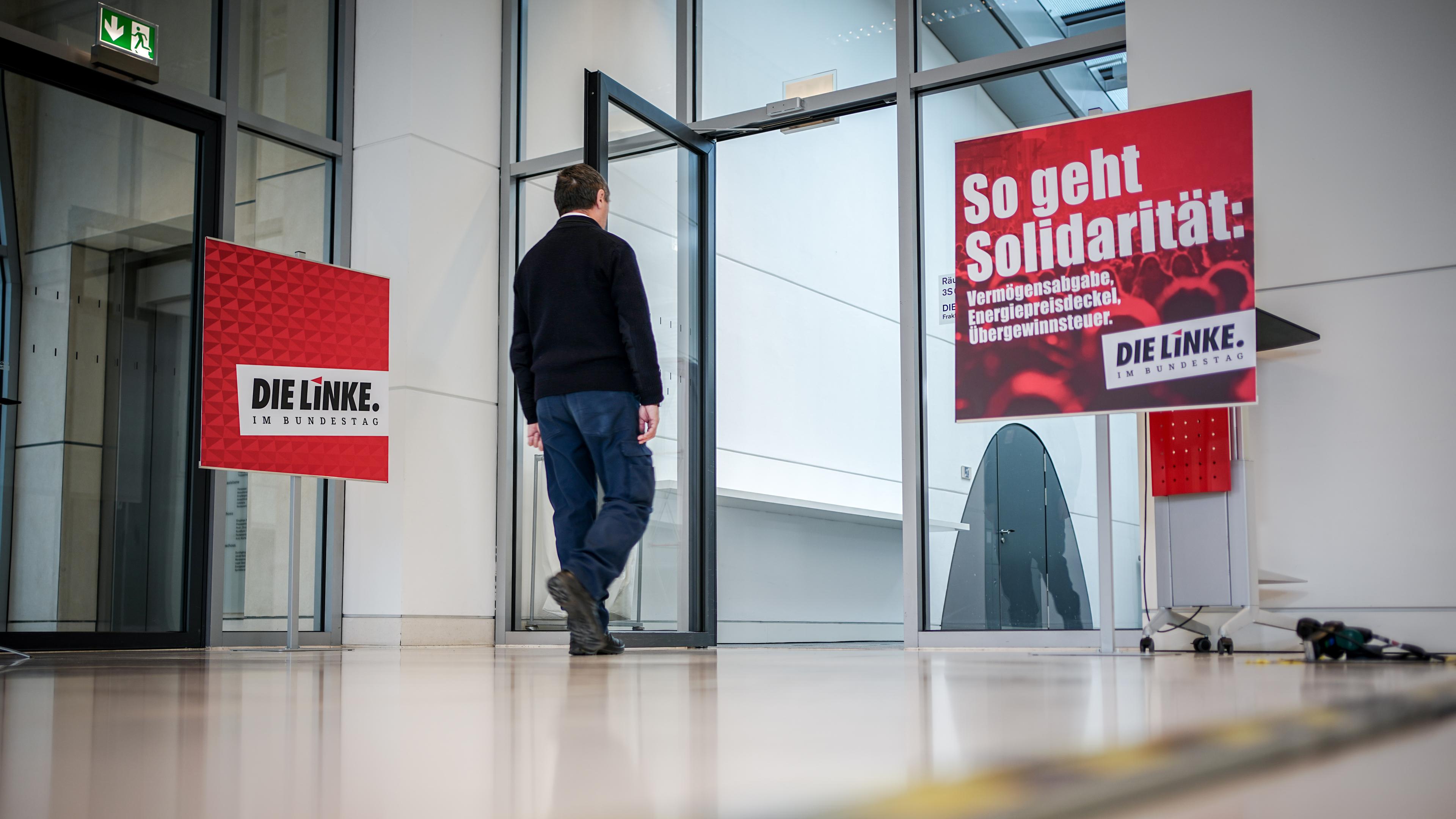 Mann geht zum Sitzungssaal der Linken im Bundestag